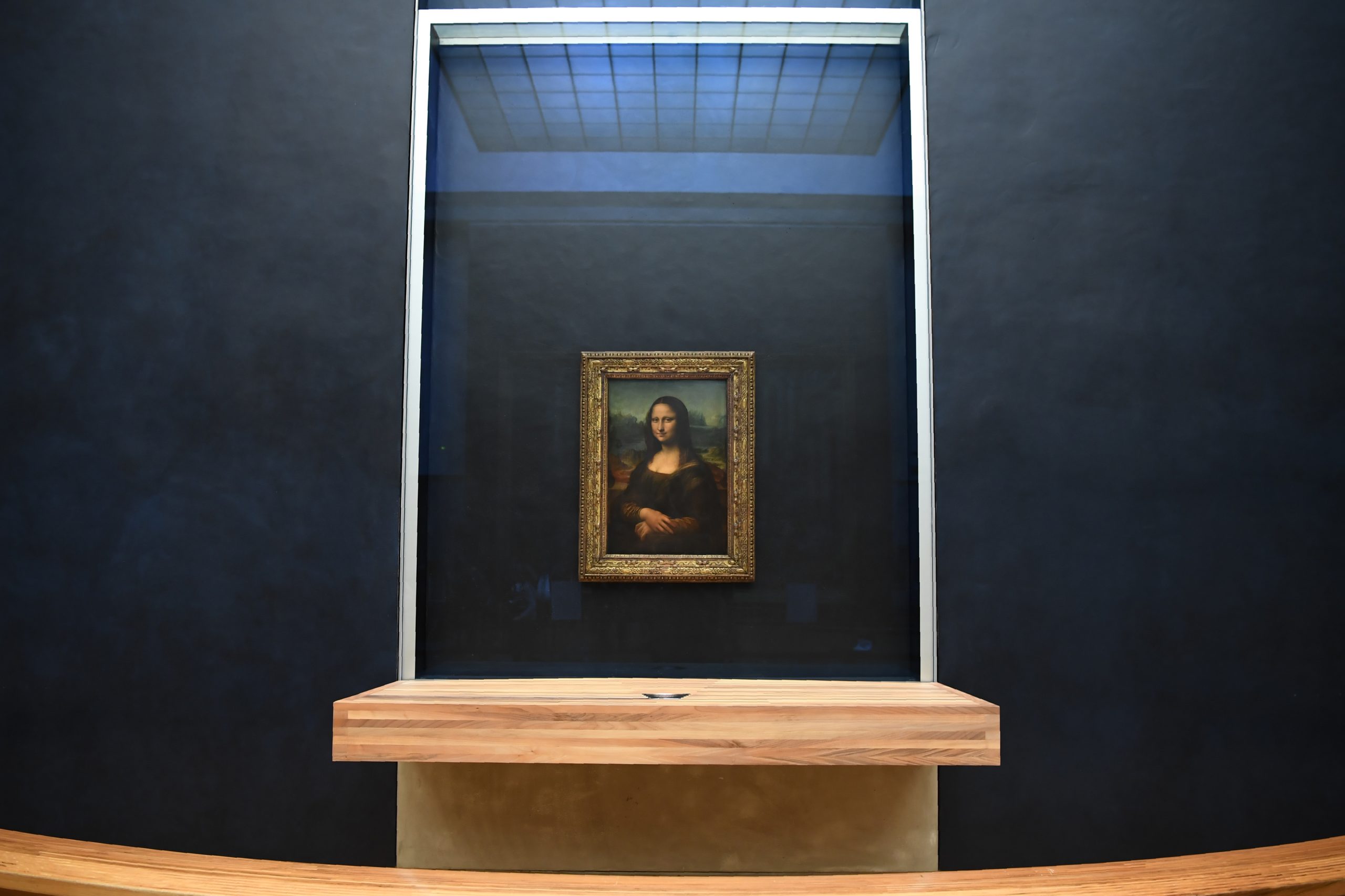 Quadro de Mona Lisa atacado com um bolo por visitante do Louvre