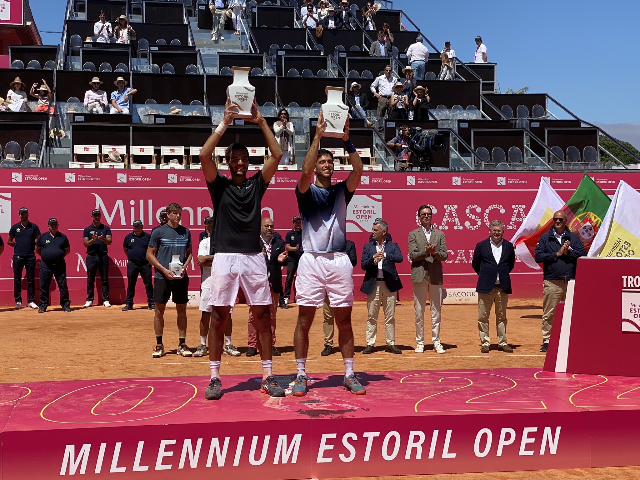 Histórico! Dupla portuguesa vence final de pares do Estoril Open