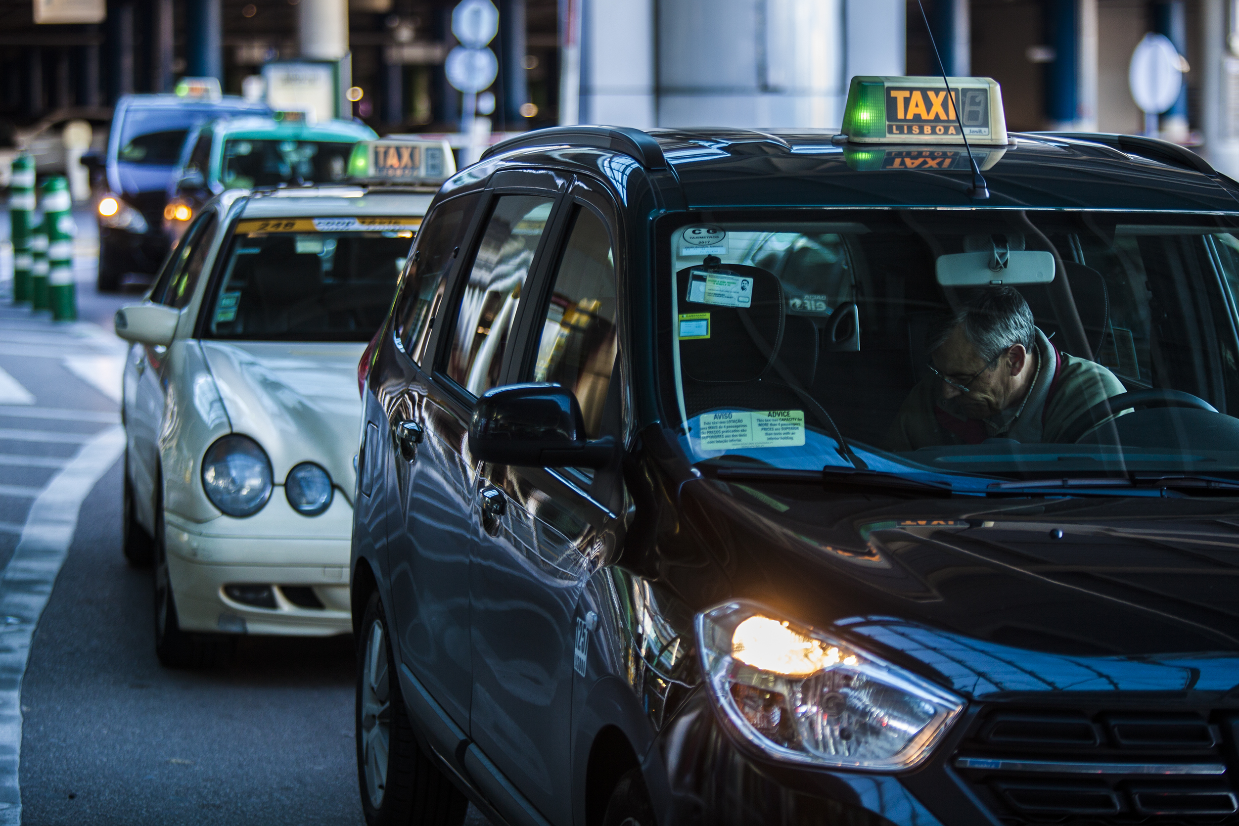 Associações de táxis descontentes com promolgação de diploma da Uber e Cabify