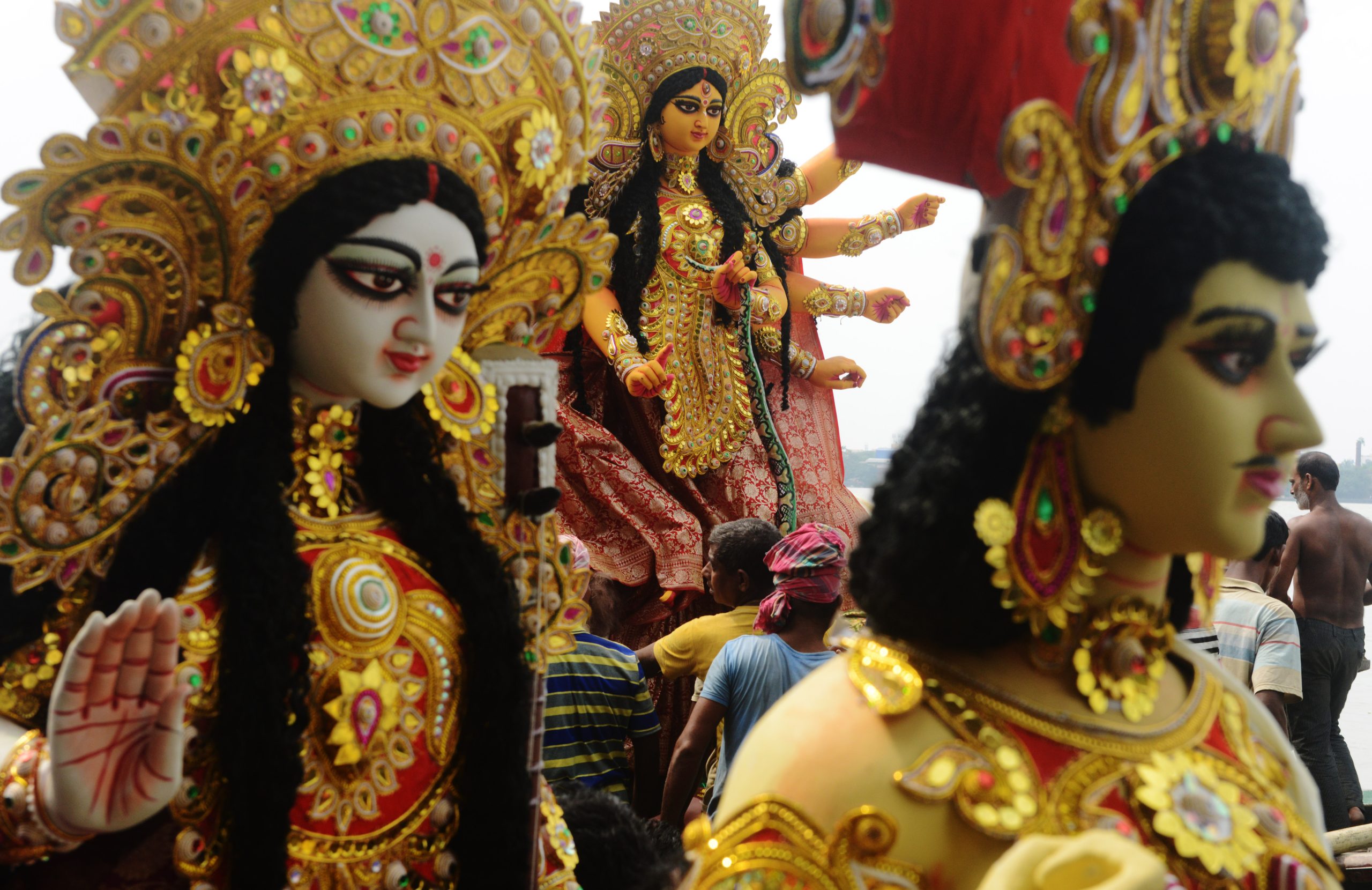 Homens juntam terra nas portas dos “bordéis sagrados” na Índia. Entenda o costume em comemoração da deusa Durga Puja