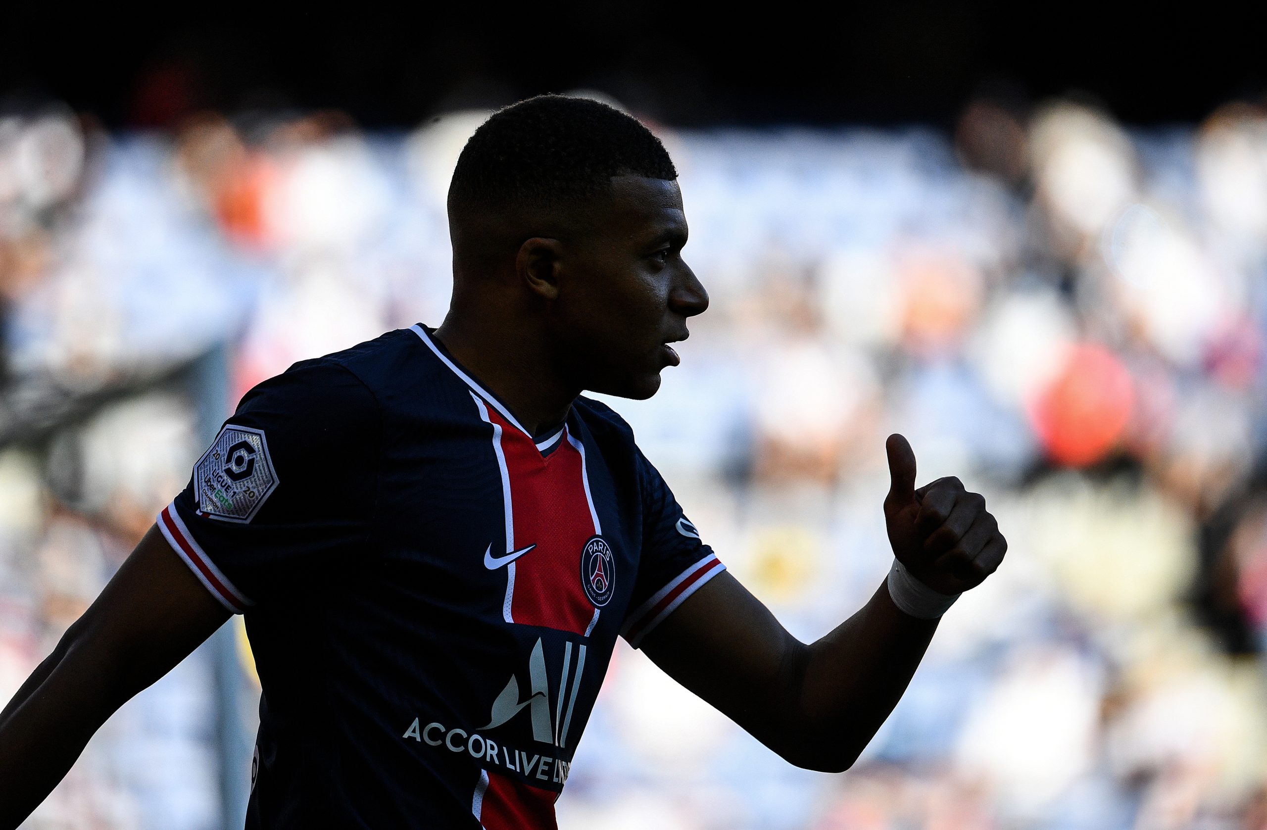 Mbappé para três semanas com entorse no tornozelo direito