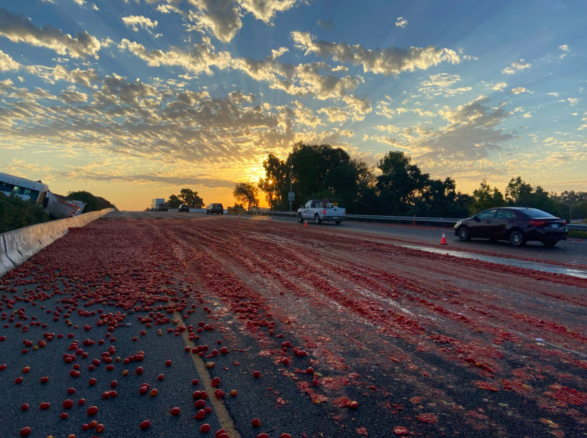 Uma estrada vermelha. Despiste de camião na Califórnia provoca derrame de milhares de tomates