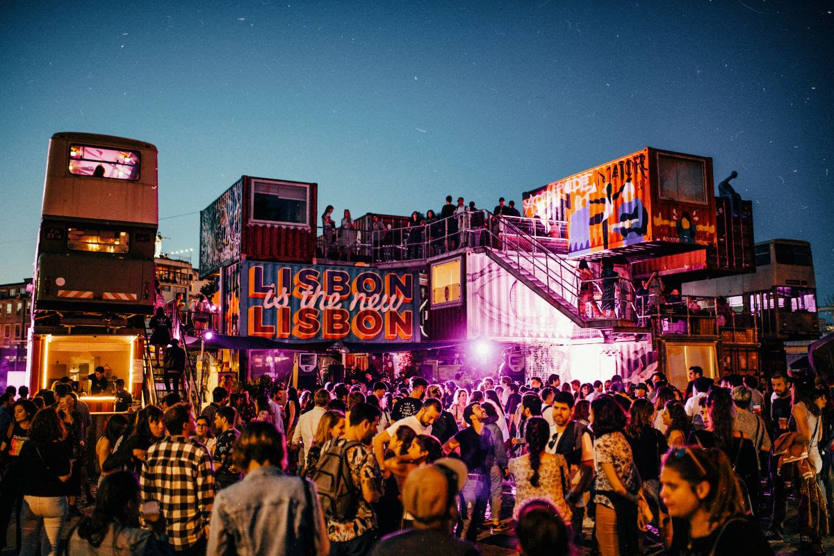 A pista de dança vai (re)abrir. 10 sugestões para a noite do “dia da libertação”