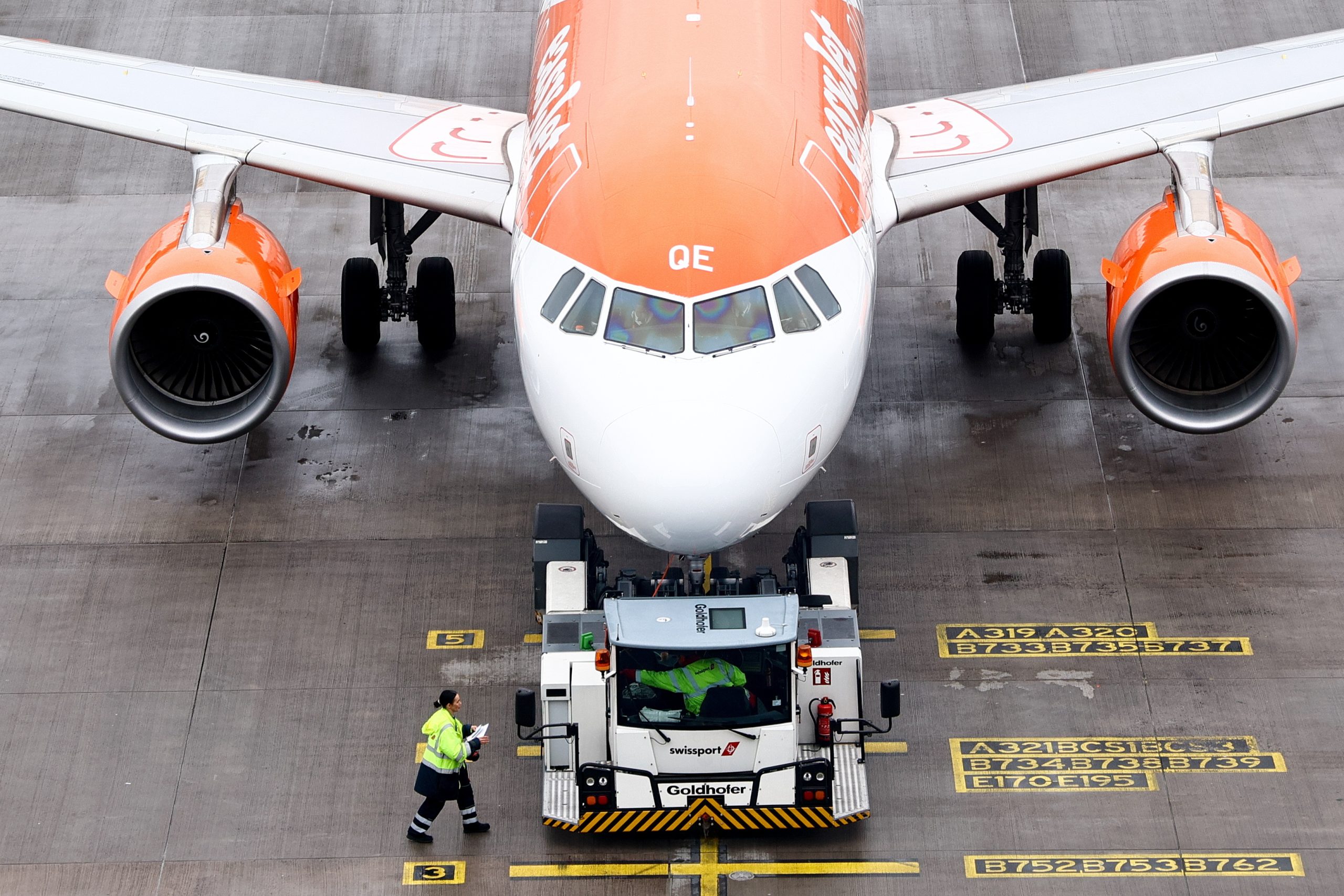 Caça às malas: trabalhadores de aeroportos britânicos recebem bónus por fiscalizar bagagem da easyJet