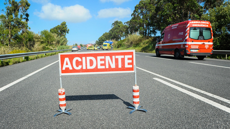 Mulher morre e dois homens ficam feridos em colisão na EN4 na zona de Borba