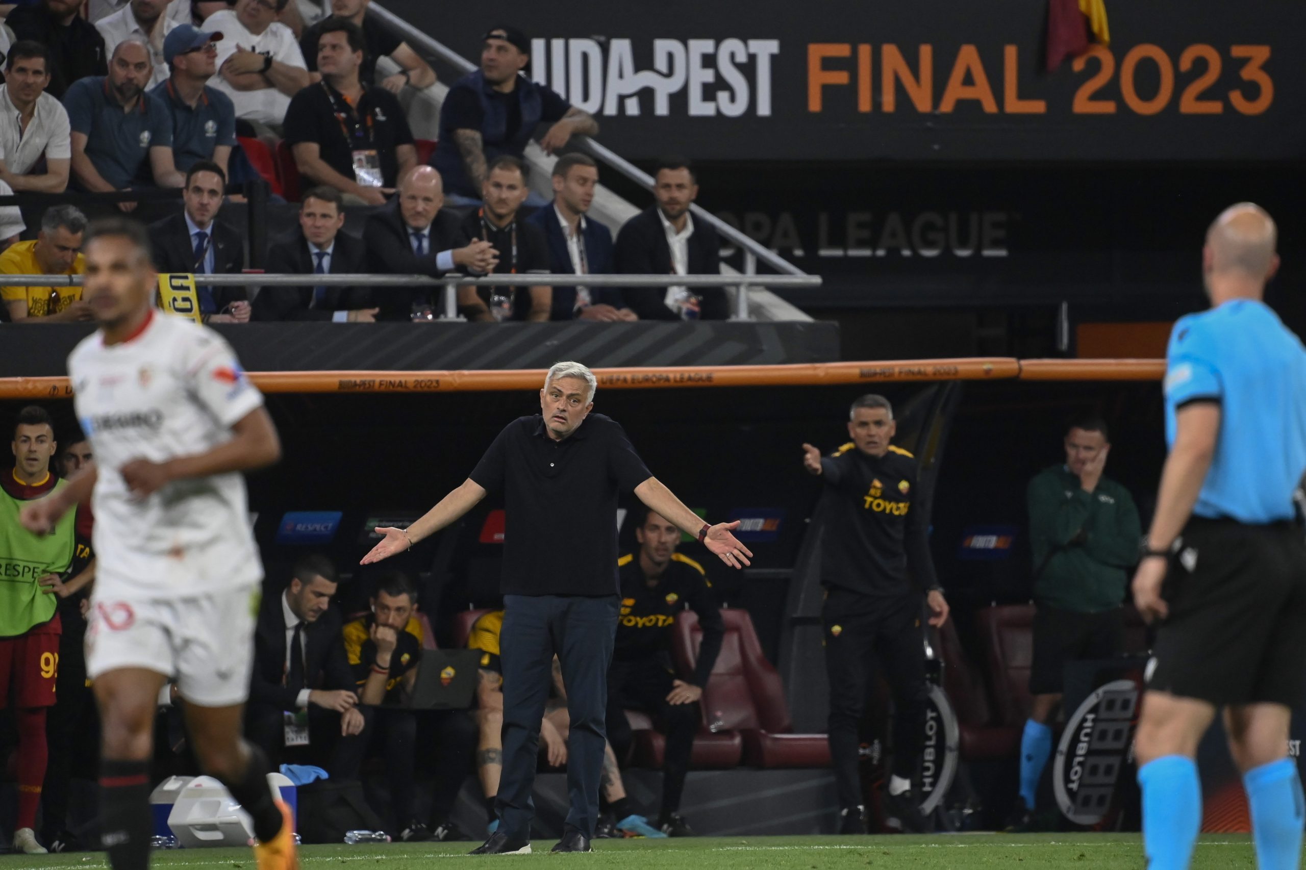 UEFA abre processo disciplinar a Mourinho por palavras ao árbitro da final da Liga Europa