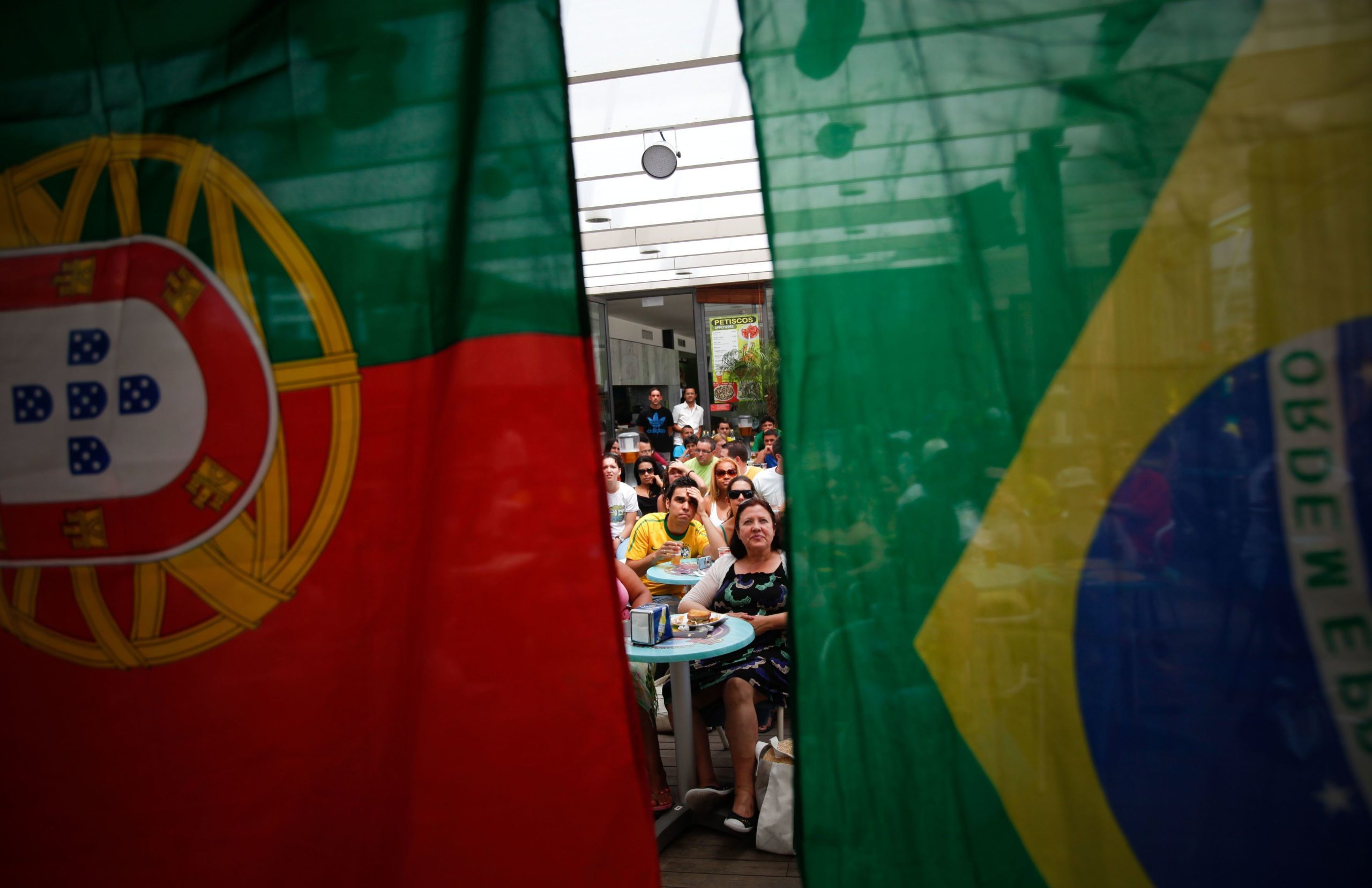 Cerca de 75.000 portugueses emigraram em 2023. Também entraram 328.978 imigrantes