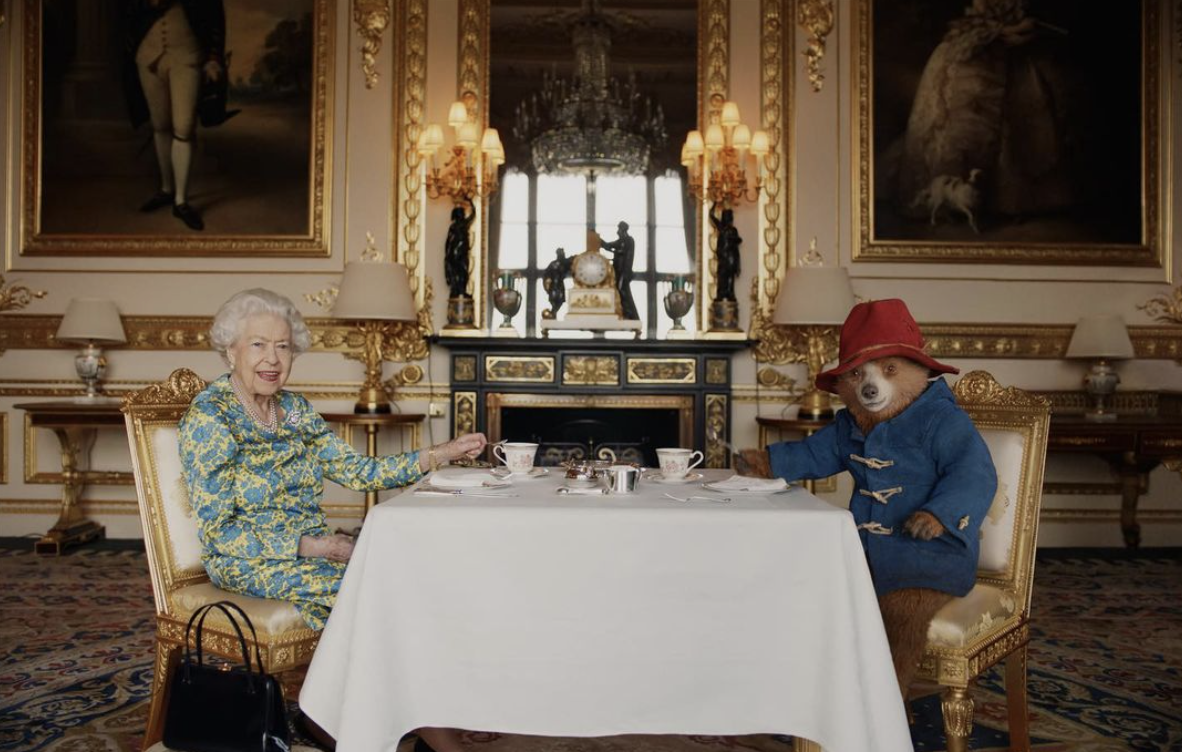 Rainha Isabel II toma chá com o urso Paddington, que lhe agradece “por tudo”
