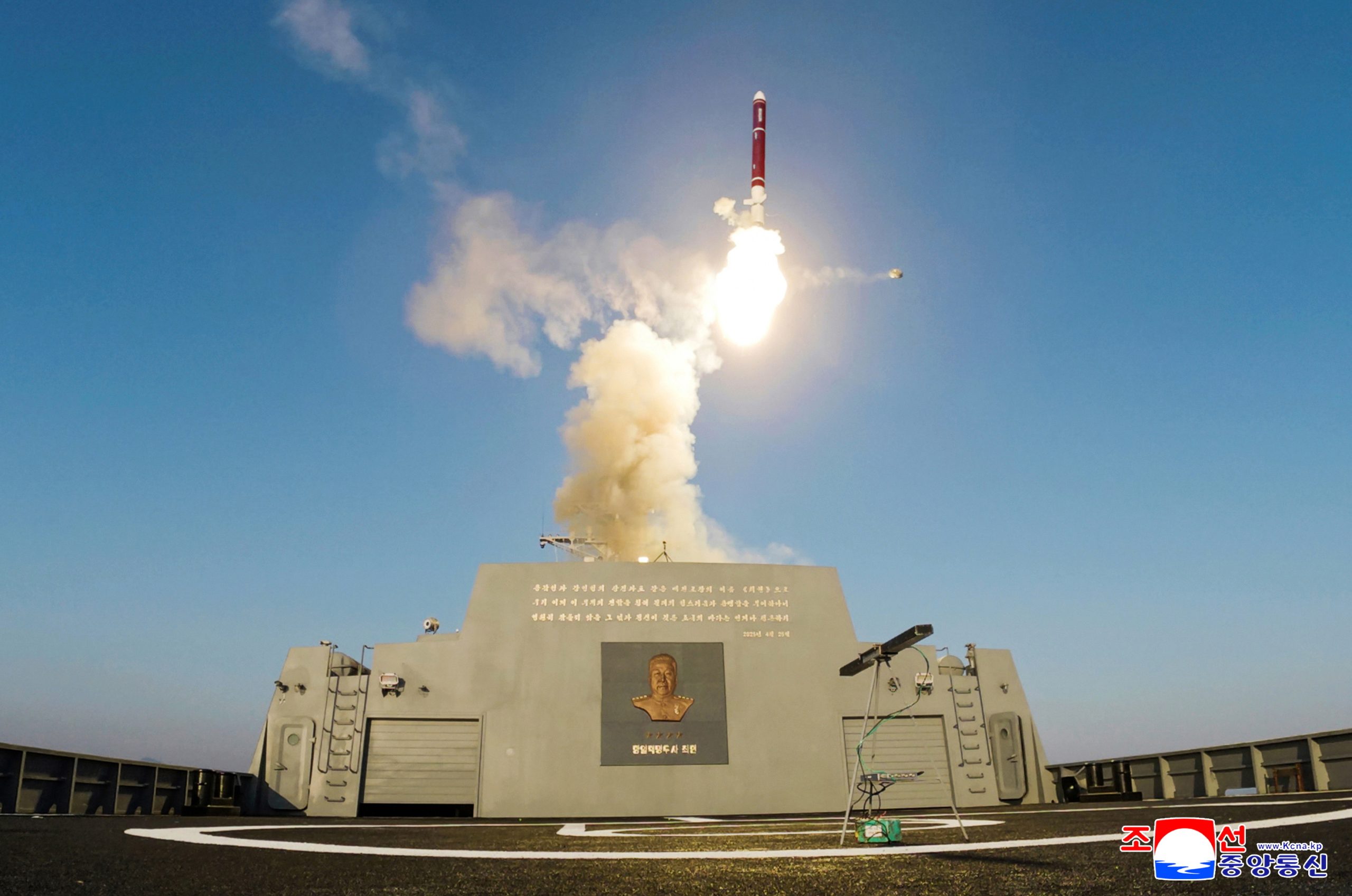 Coreia do Norte realiza primeiro teste do armamento de novo navio de guerra