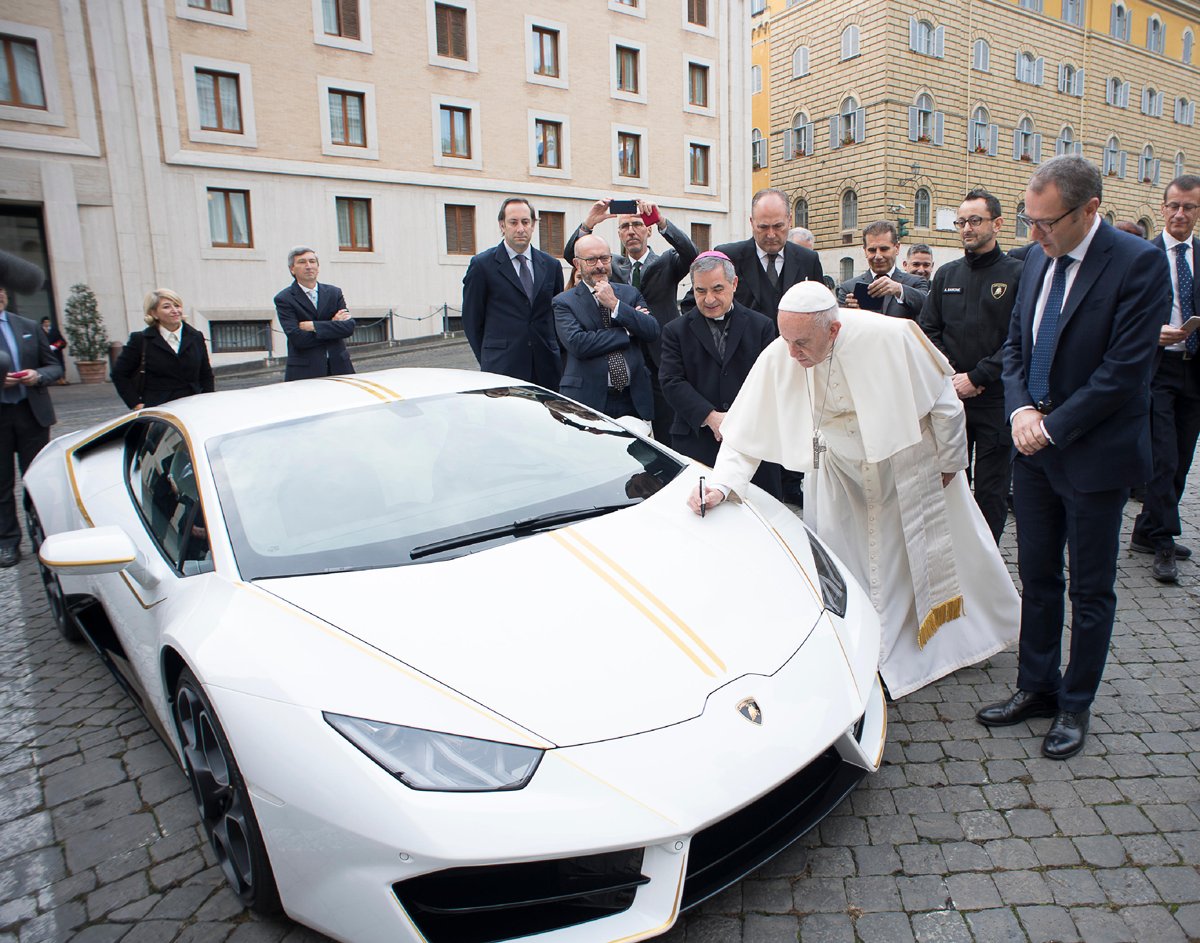Papa recebe Lamborghini e decide leiloá-lo