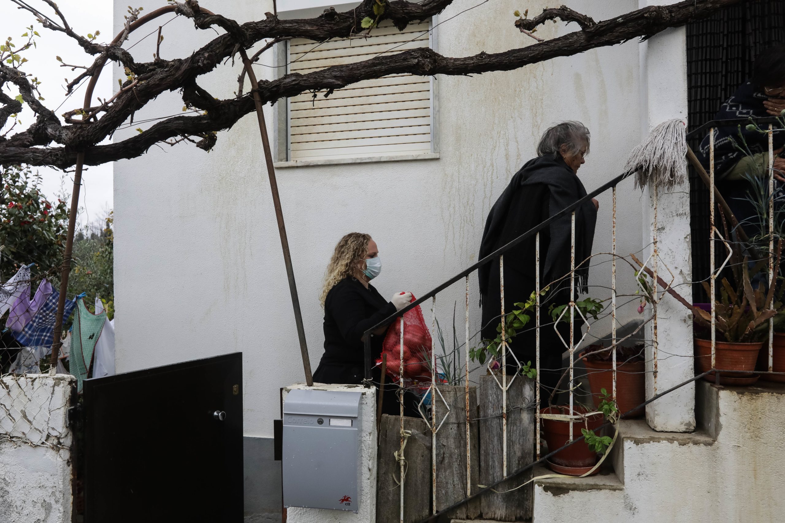 Eles entregam comida e medicamentos porta a porta para que os mais idosos não tenham de sair de casa