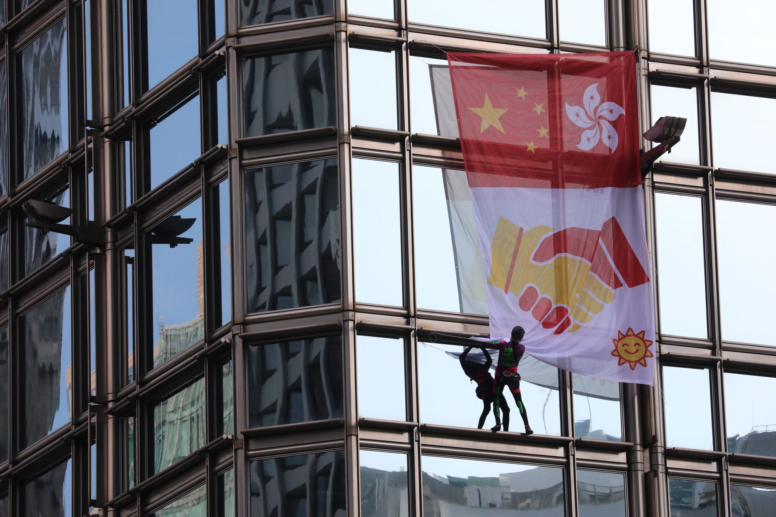“Homem-aranha” francês sobe a arranha-céu em Hong Kong em apelo à paz