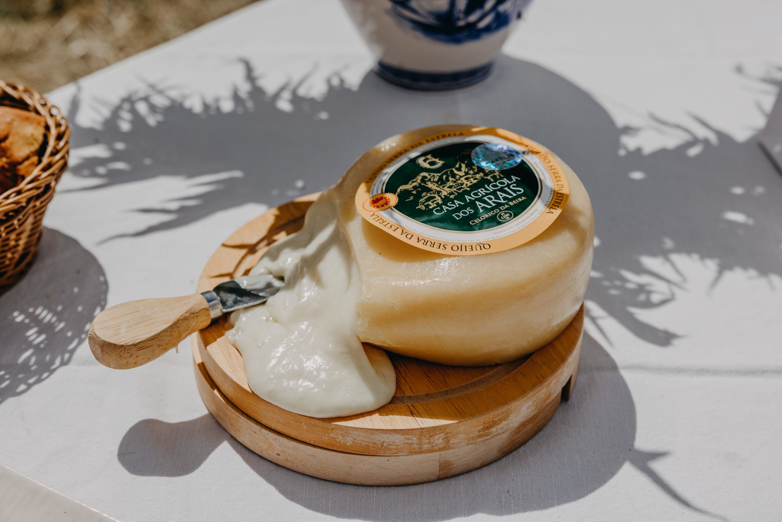 Queijo da serra, enchidos com urtigas e peixe do rio em lata. Uma viagem pelas histórias (e sabores) de quem se atreveu a fazer de novo um ofício de sempre