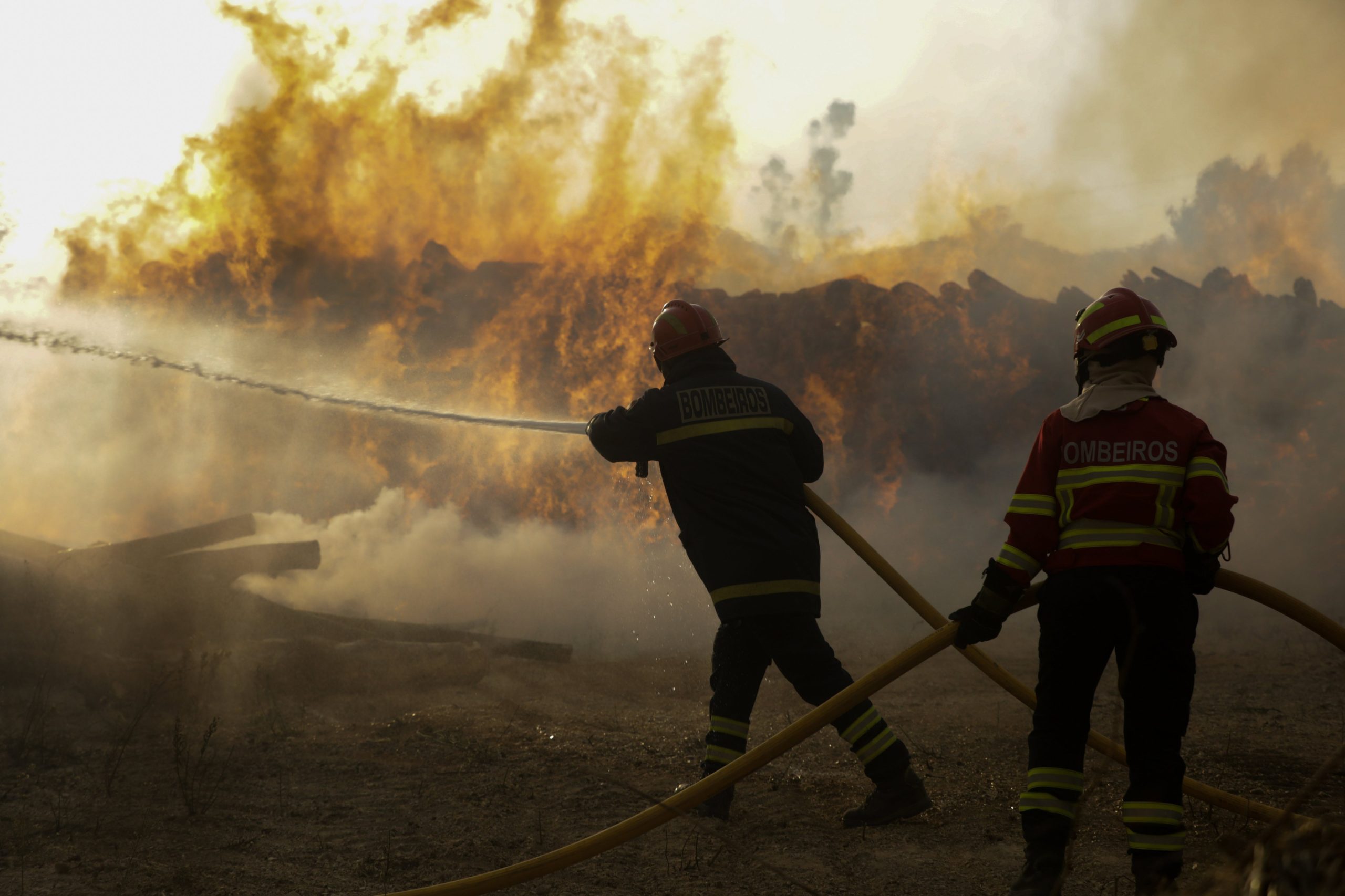 Incêndios: Uma casa ardeu em Braga e um hotel foi evacuado