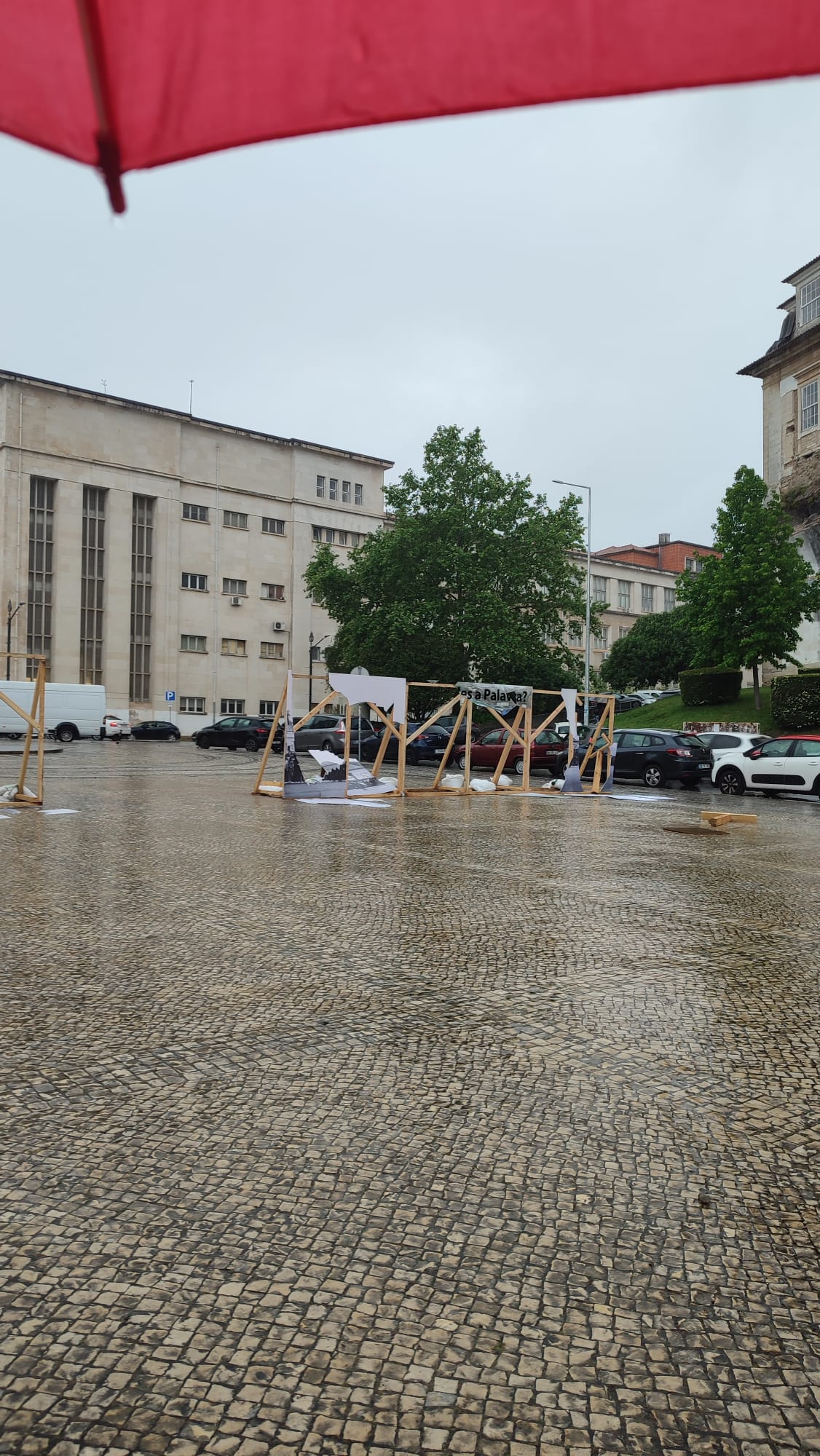 Coimbra. Quem destruiu a estrutura comemorativa da Crise Académica de 1969? “Atos de vandalismo cobardes”, acusa associação de estudantes