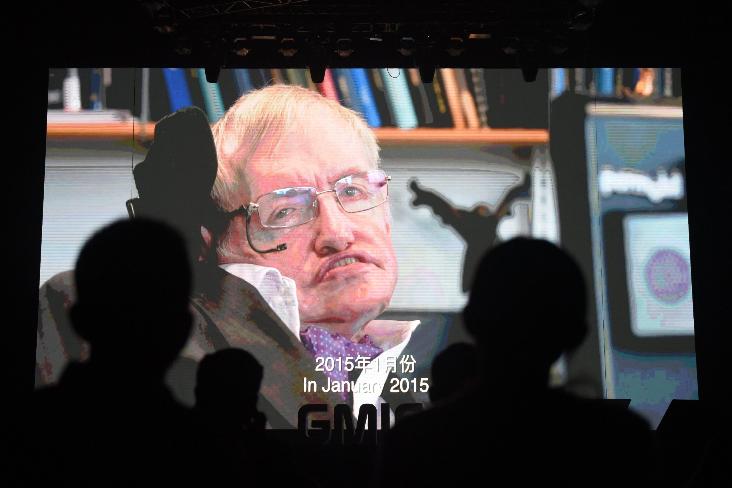 Encerramento dos Jogos Paralímpicos de Inverno homenageia Stephen Hawking