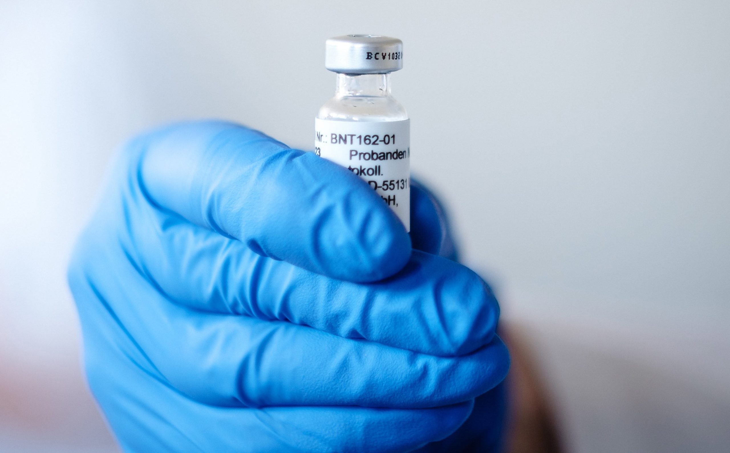Covid-19: Pfizer-BioNTech diz que vacina é eficaz face às mutações do vírus