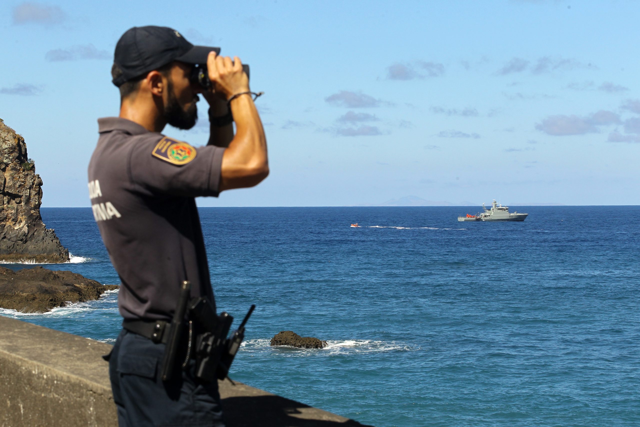 Capitania do Porto do Funchal resgata cinco tripulantes de barco que encalhou