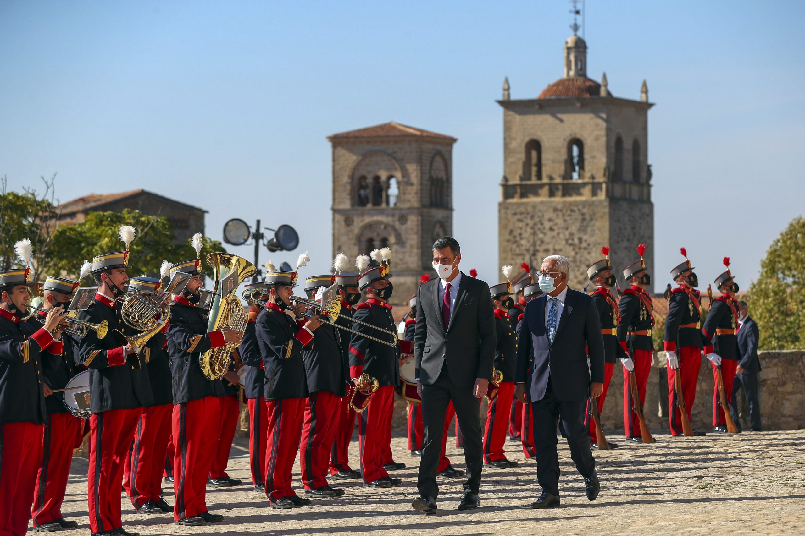 Cimeira Ibérica: Governo português recebido em Trujillo com honras militares