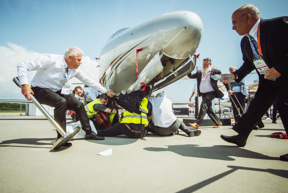 Ativistas pelo clima bloqueiam jatos privados no maior evento de vendas de aviões da Europa