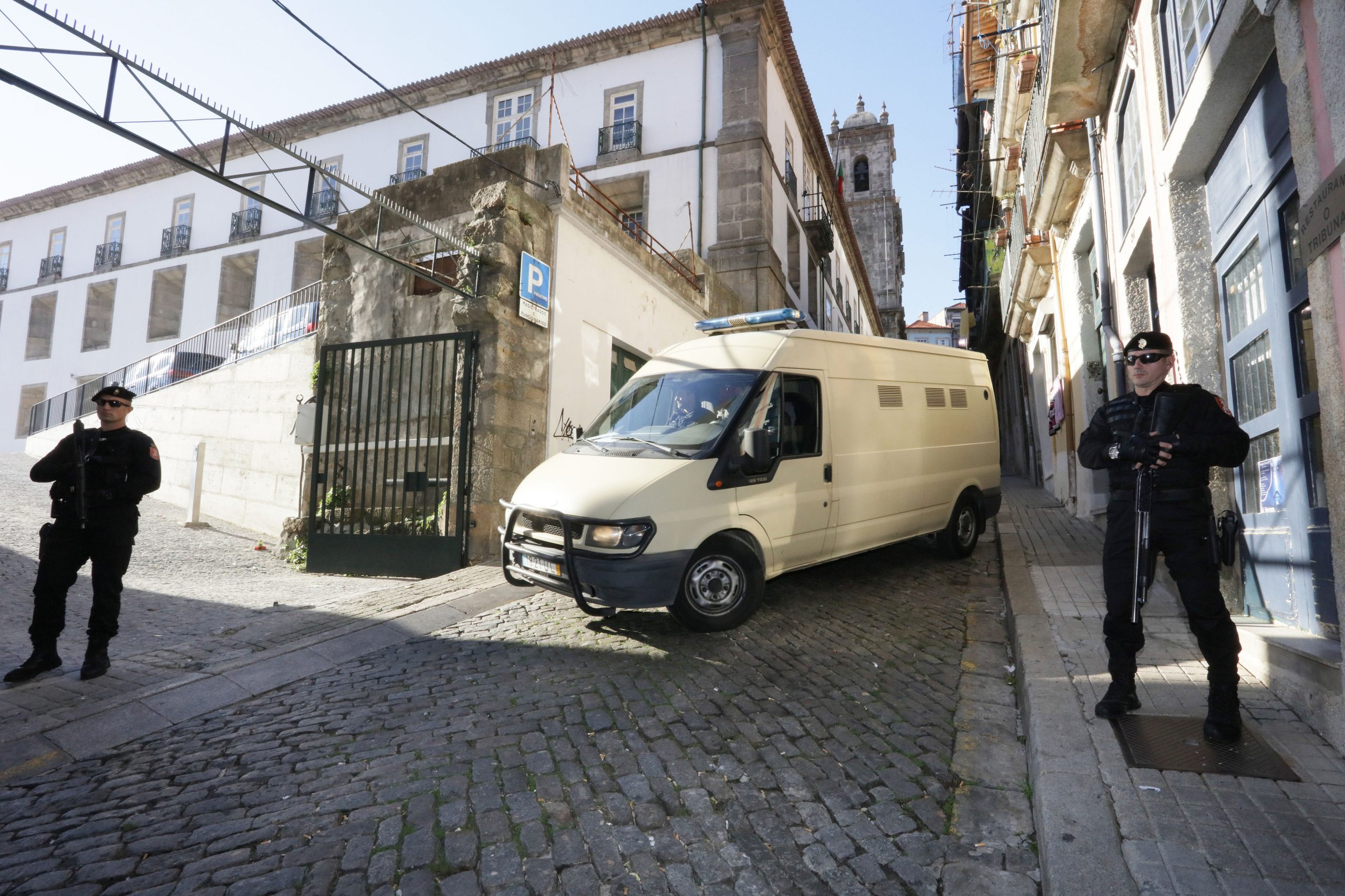 Ex-PSP acusado de adulterar multas não presta declarações em tribunal