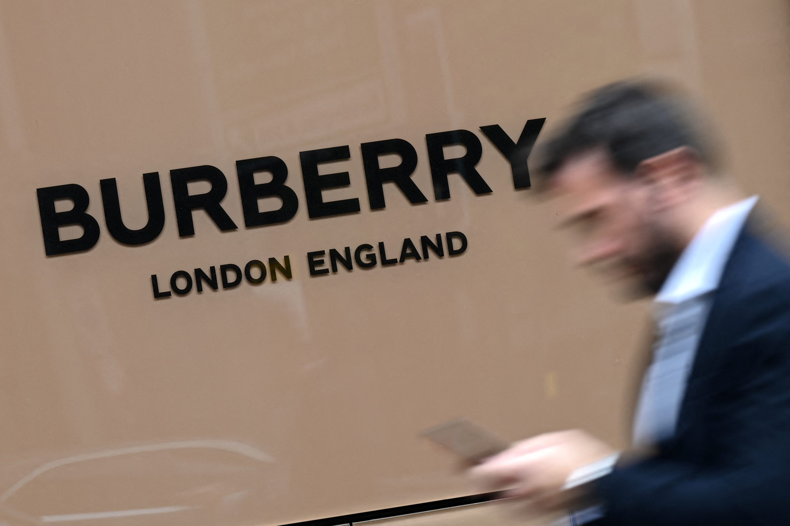 Marcas de luxo com descontos de 50% para compensar quebras na China. Será que resulta?