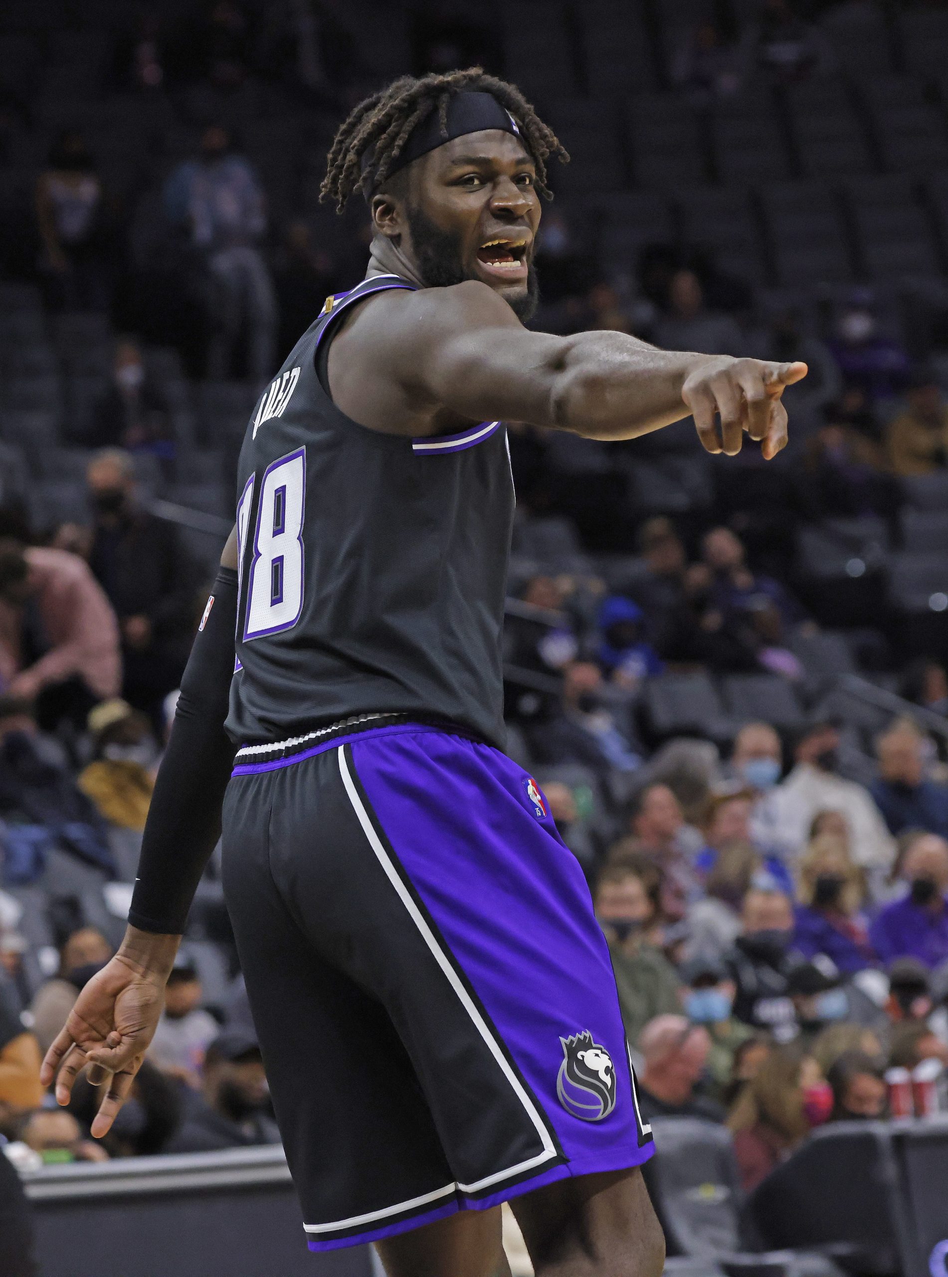 Neemias Queeta marca seis pontos na derrota dos Sacramento Kings na NBA