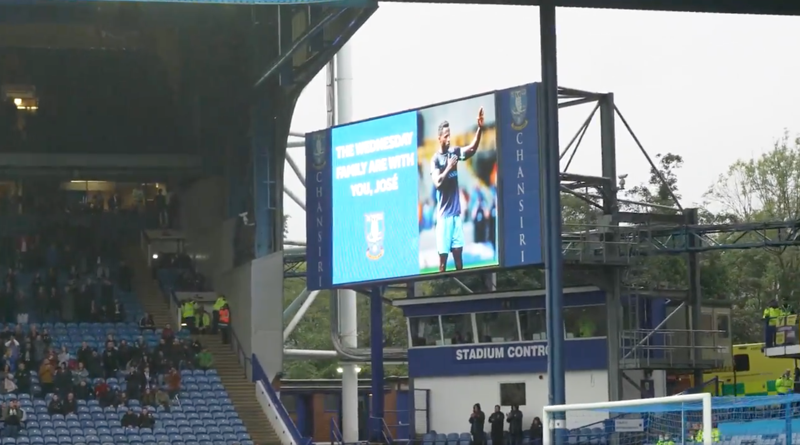 A magia do  futebol inglês. Adeptos do Sheffield Wednesday deixam mensagem de força a José Semedo após a morte da mulher