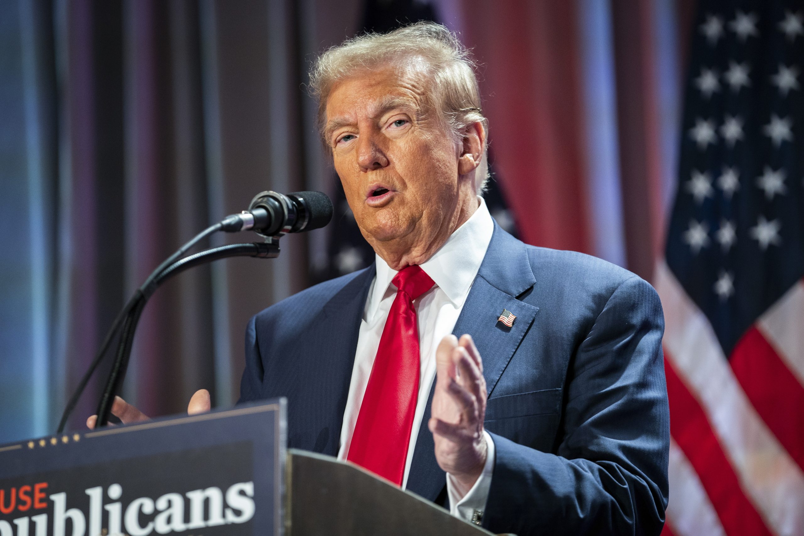 Donald Trump “não se importa se são bons ou maus imigrantes”. Senador luso-americano alerta portugueses para riscos de deportação