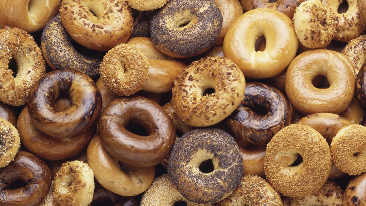 Mães americanas processam hospitais por testes de drogas positivos após comerem bagels com sementes de papoila