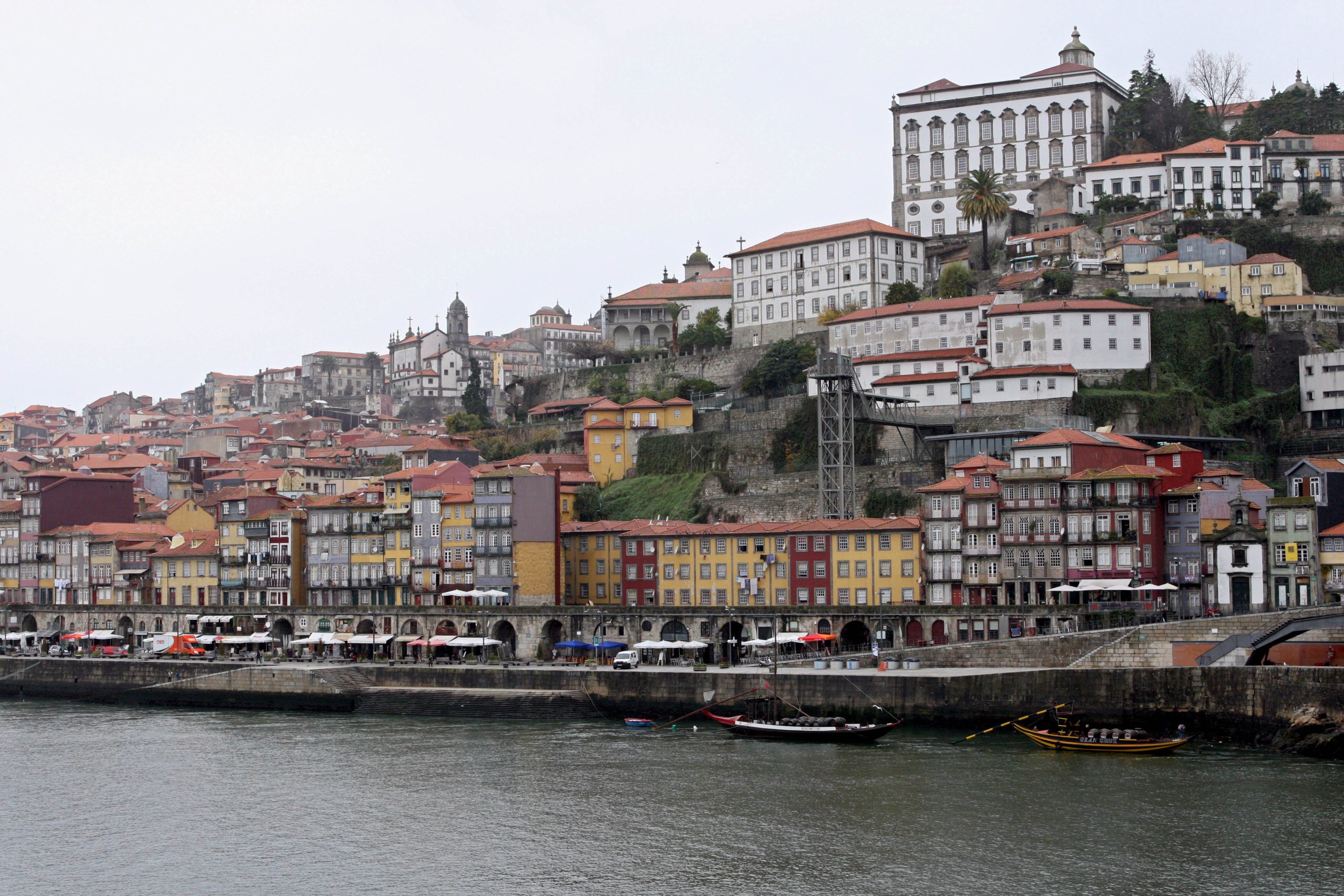 PS/Porto classifica de “absurda” proposta da câmara para proteger lojas históricas