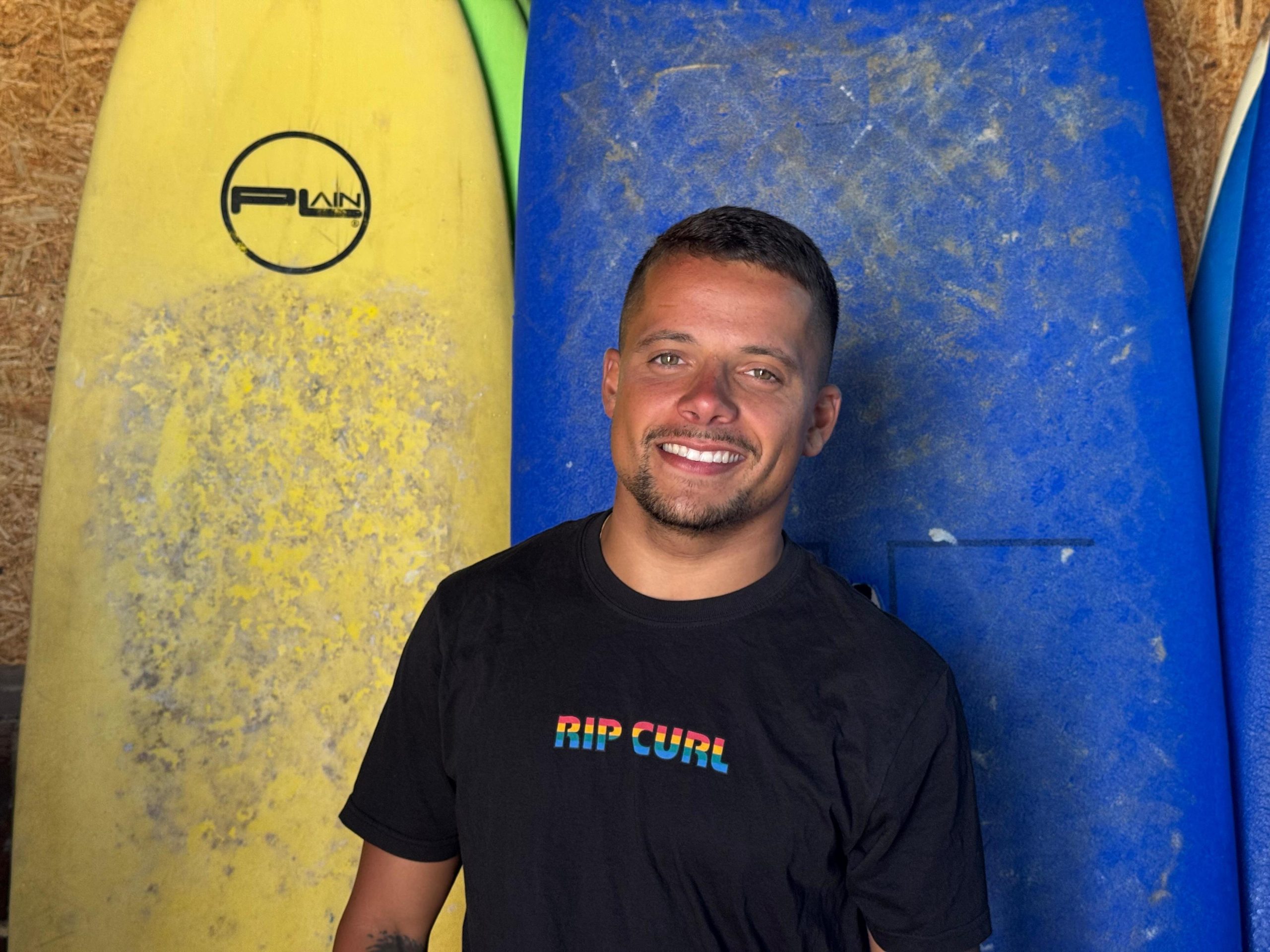 O filho que herdou as ondas: Tiago leva o legado do pai às novas gerações na Caparica