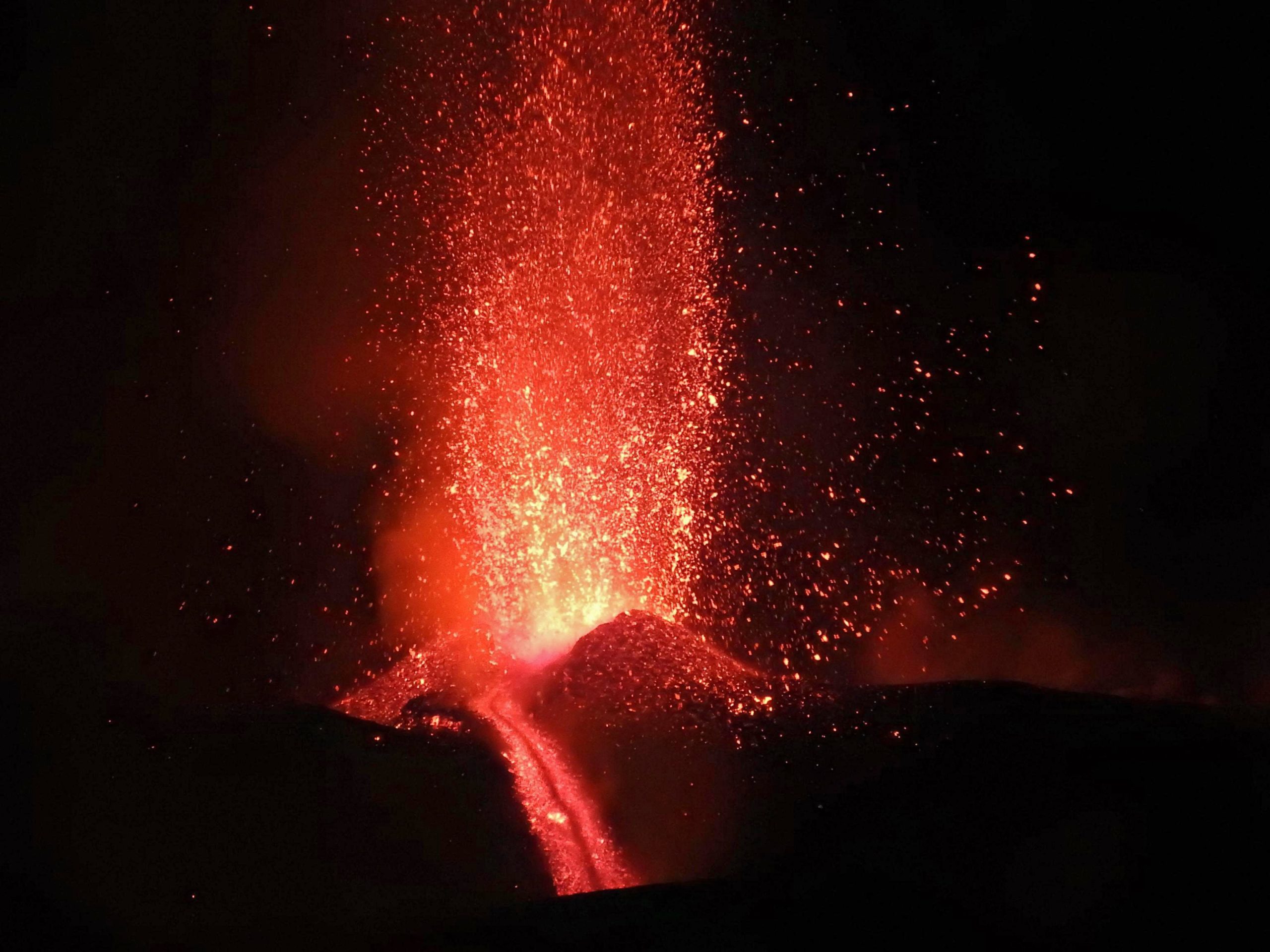 Itália: Vulcão Etna entra de novo em erupção