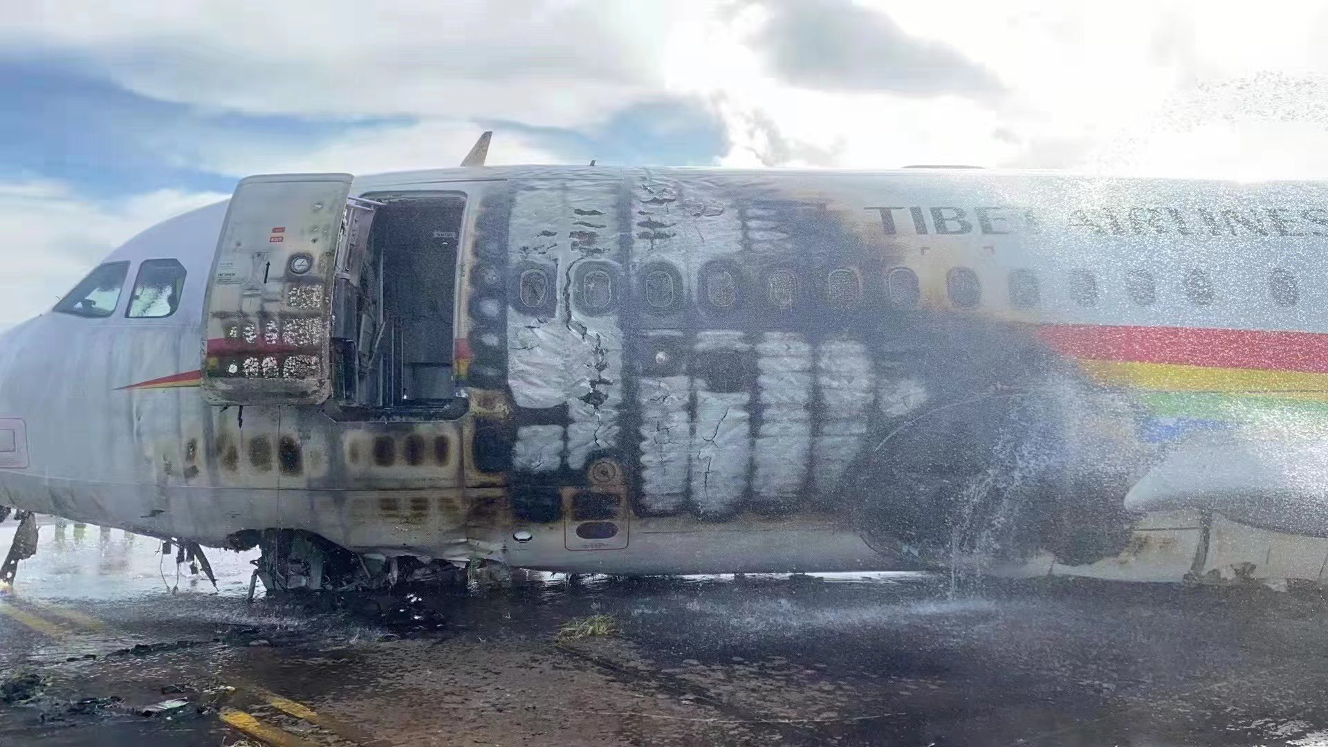 Avião em chamas depois de sair da pista no sudoeste da China