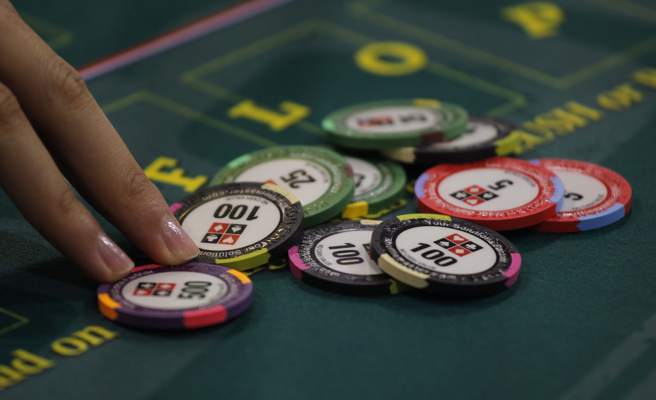 China: Três funcionários da australiana Crown Resorts condenados por promover jogo no país