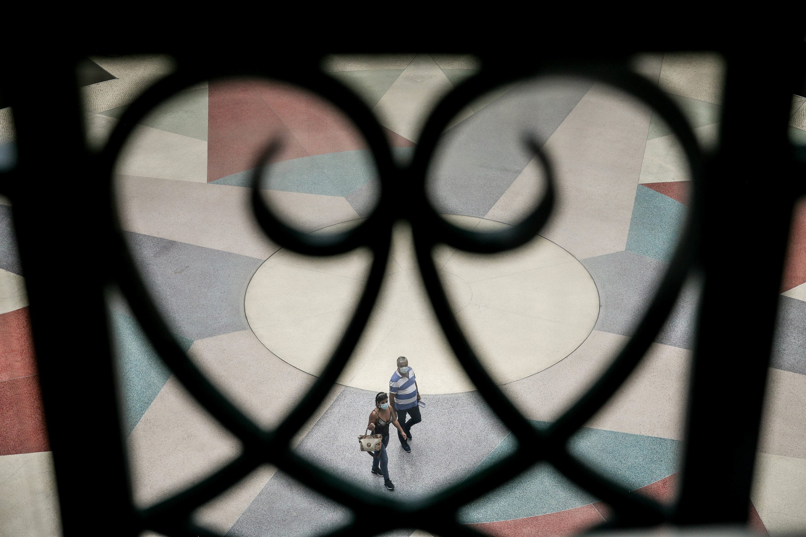 Vendas de lojas de rua e centros comerciais caem pela sétima semana consecutiva