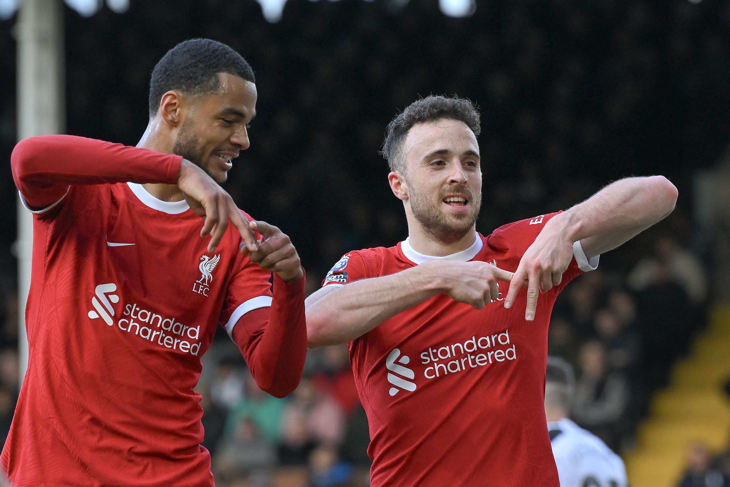 Liverpool passa em casa do Fulham e iguala Arsenal na liderança