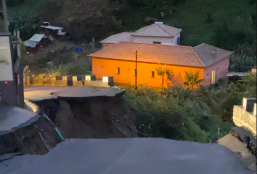 Estrada nova abate e provoca cratera no Porto da Cruz, na Madeira