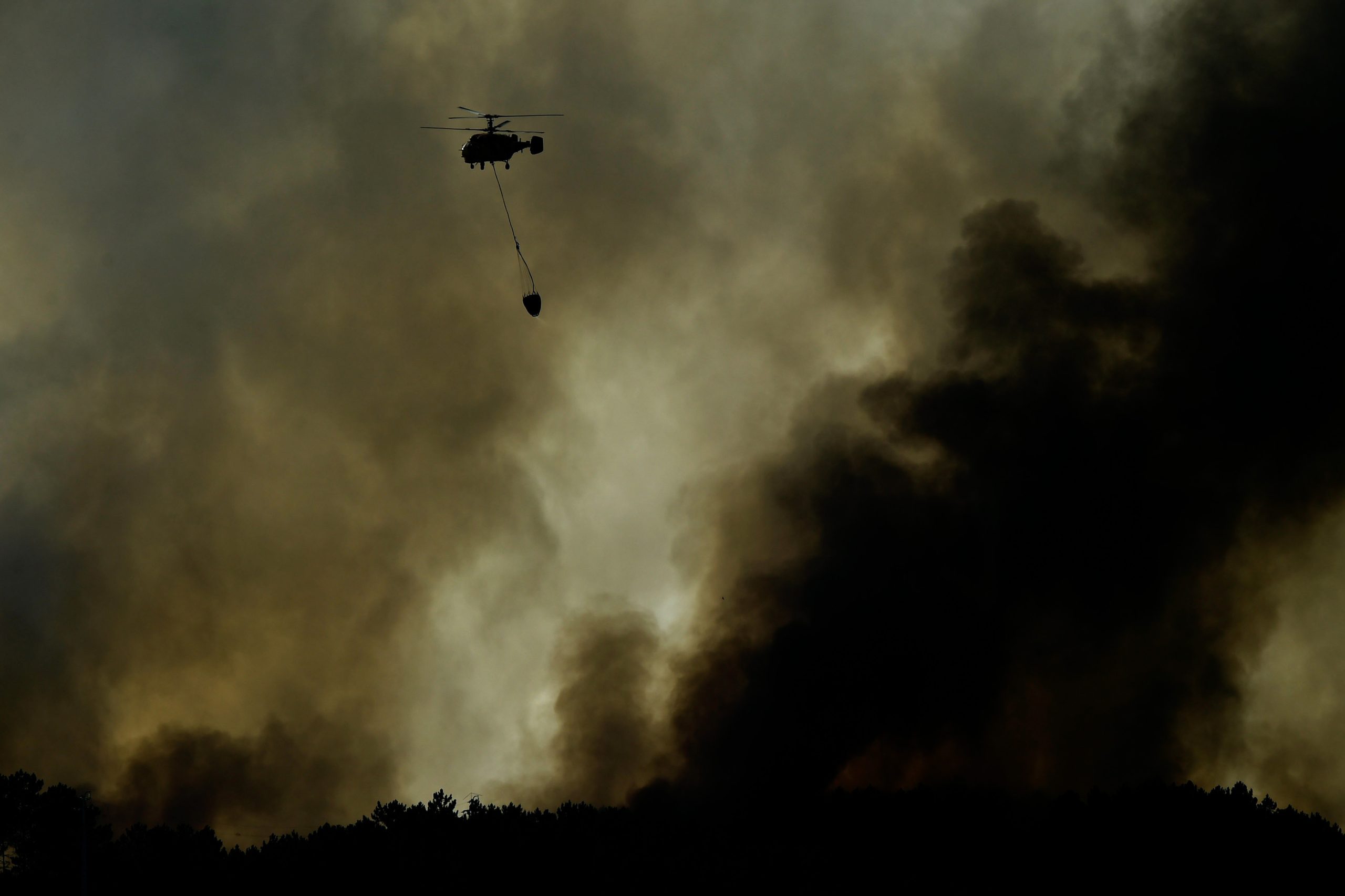Três incêndios na região Centro mobilizam quase 300 bombeiros e nove meios aéreos