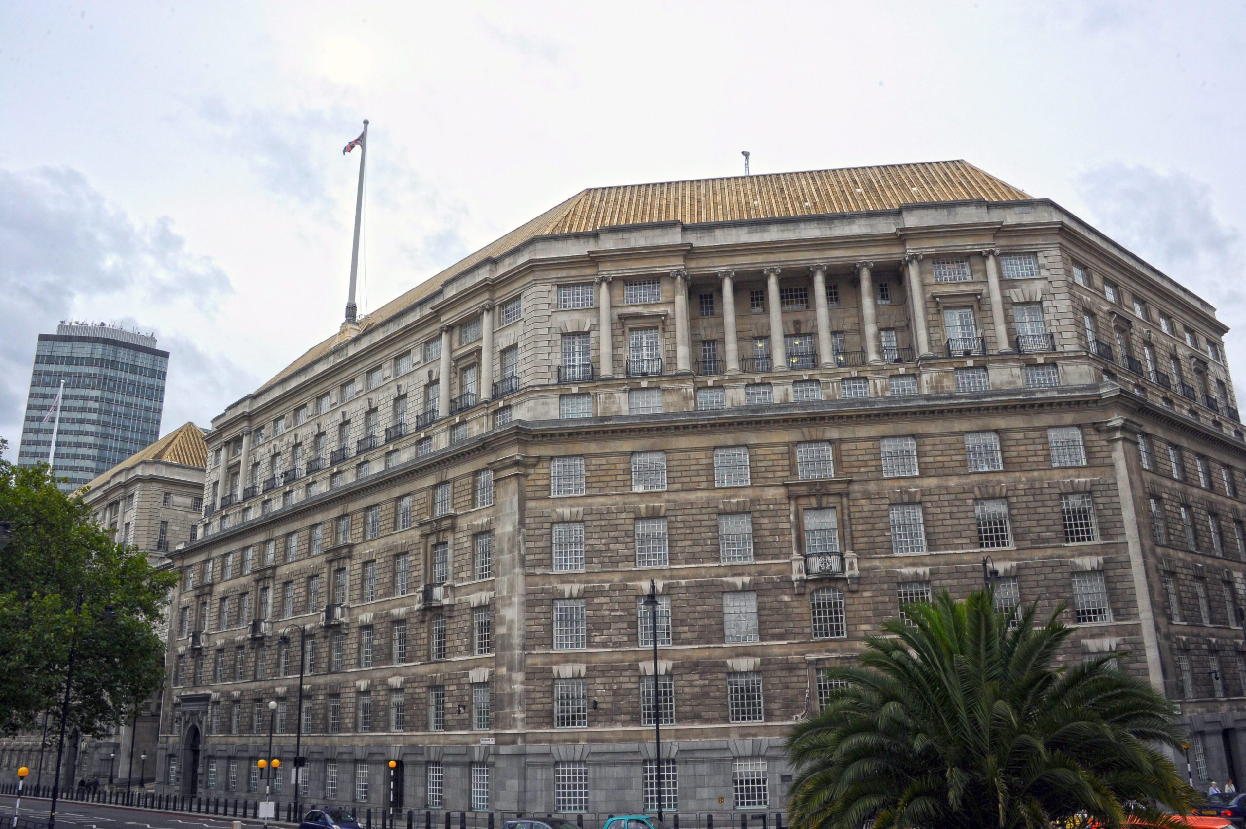 Ex-chefe do MI5 alerta: Reino Unido pode já estar em guerra com a Rússia
