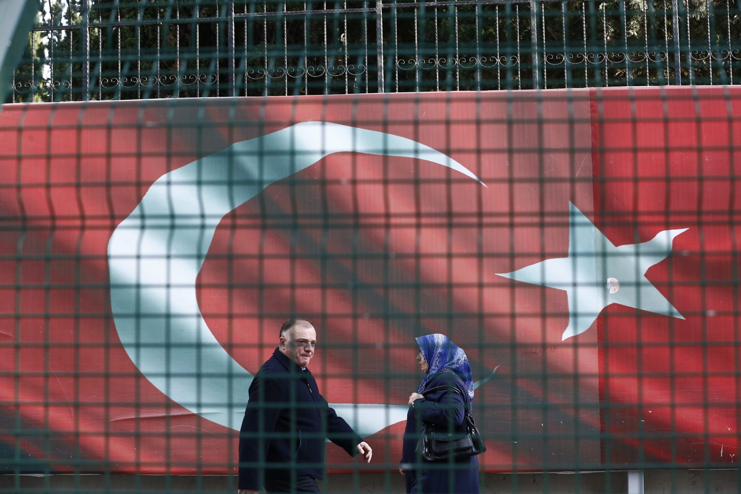 Líderes e mais de 100 militantes do partido pró-curdo HDP detidos após atentado na Turquia