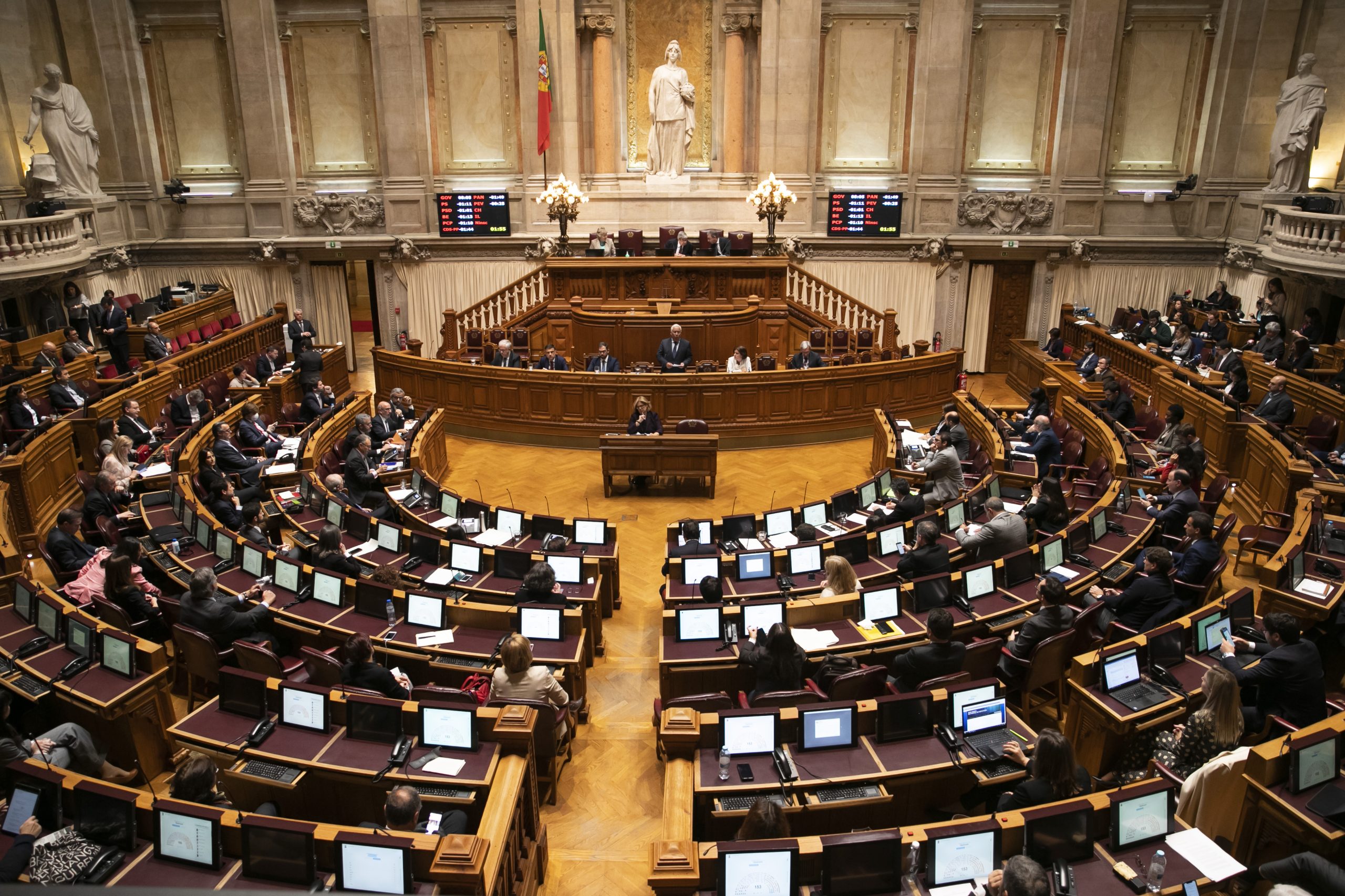Eutanásia: Parlamento discute referendo e um bloco maioritário de partidos pode chumbar a proposta