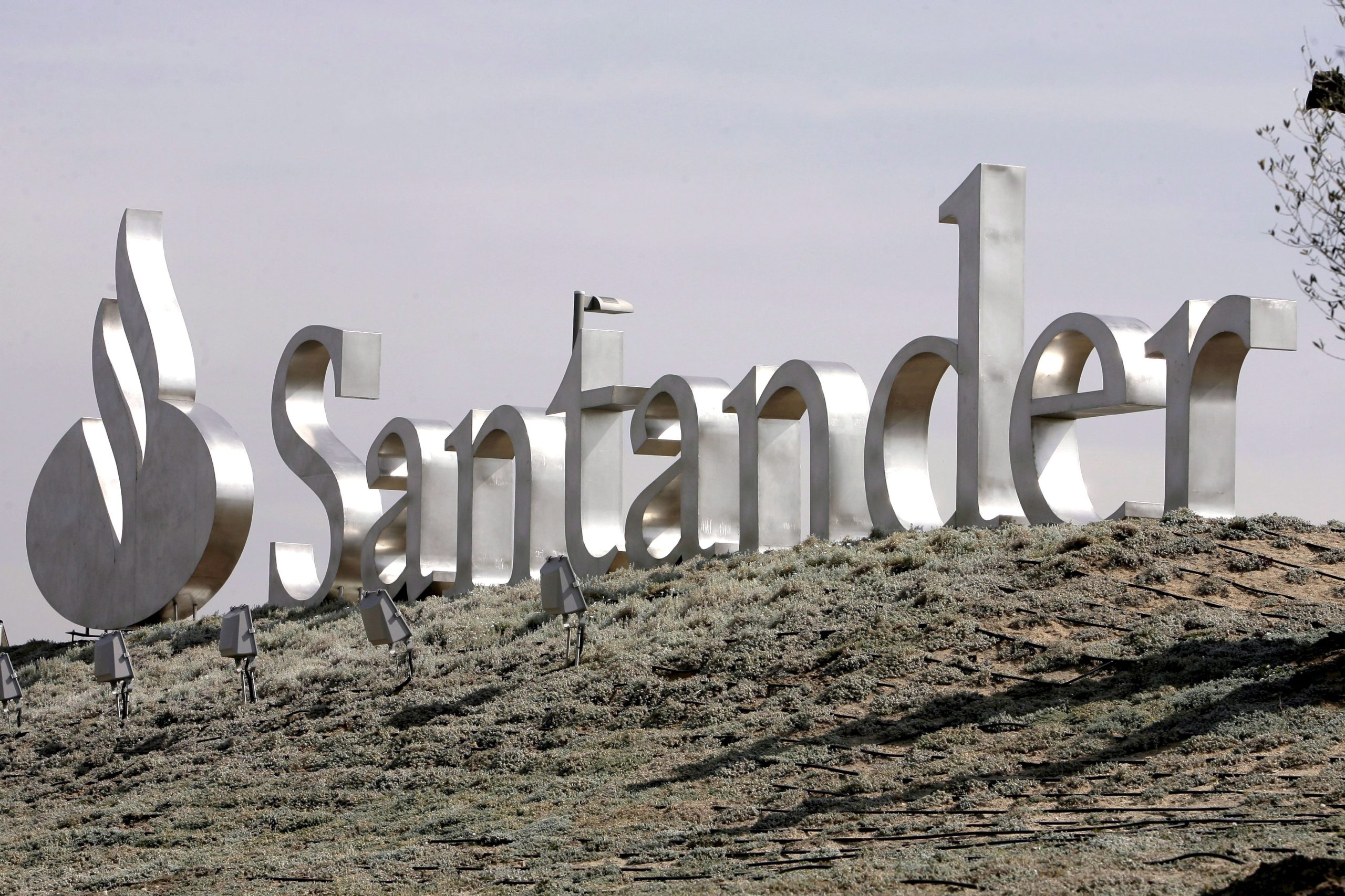 Santander perde mais de 10 mil milhões no 1.º semestre ao ajustar valor das filiais