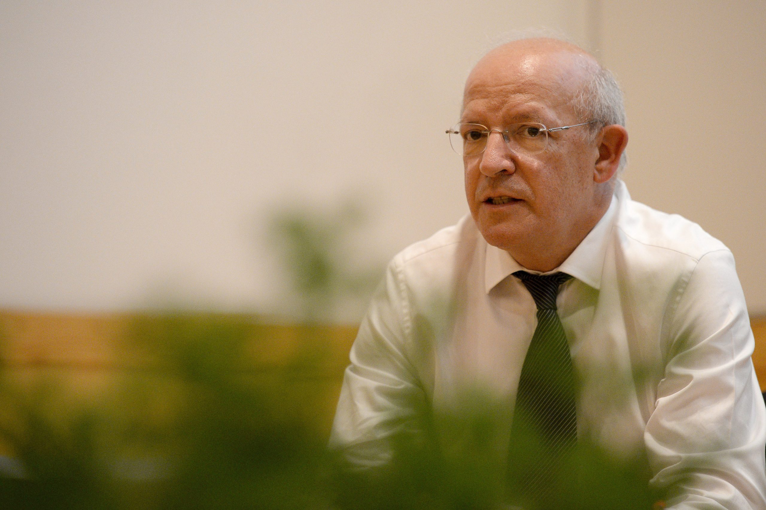 Santos Silva nega violação da lei laboral luxemburguesa em consulado