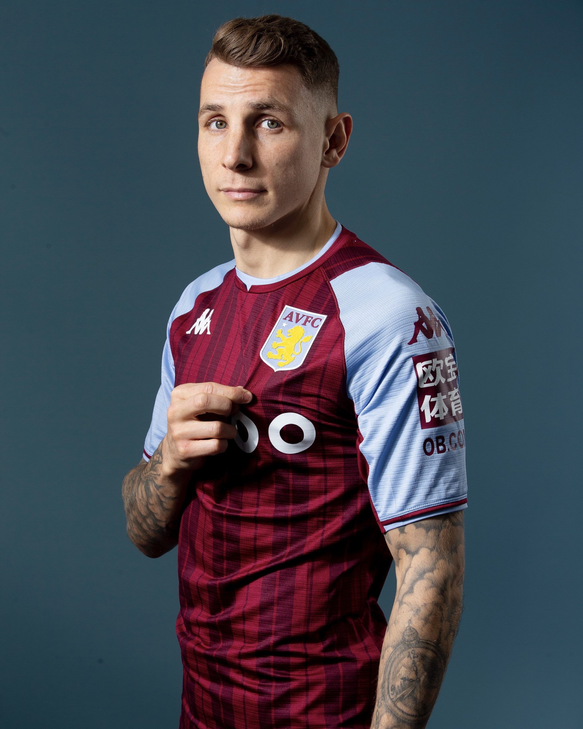 Defesa francês Digne transferido do Everton para o Aston Villa
