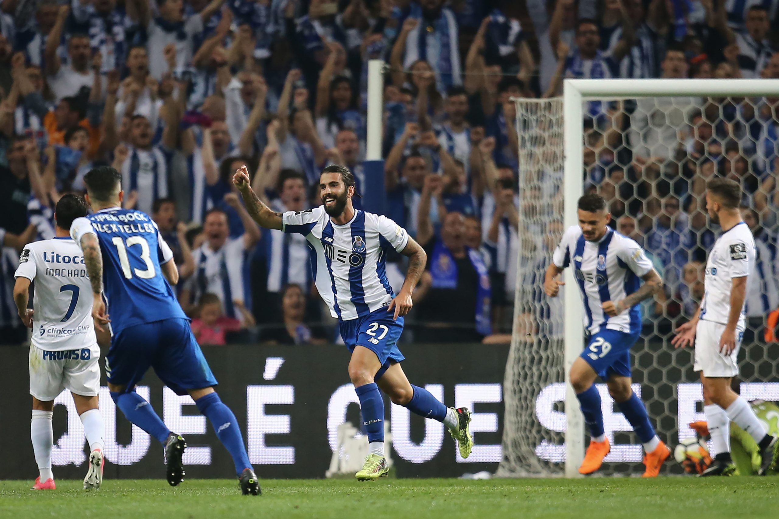 FC Porto festeja título no Dragão com triunfo sobre o Feirense