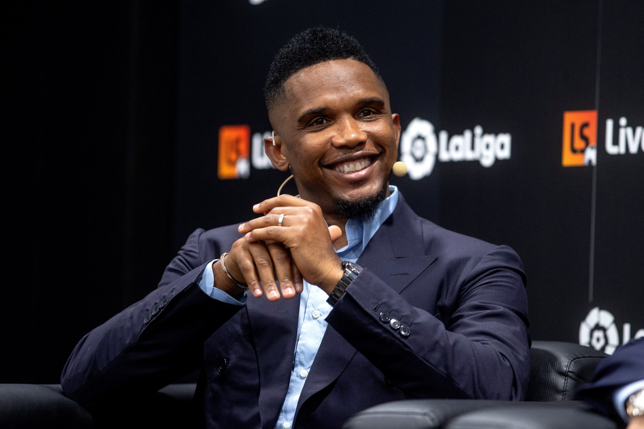Samuel Eto’o sob acusação após ter sido filmado a pontapear um homem à saída do estádio