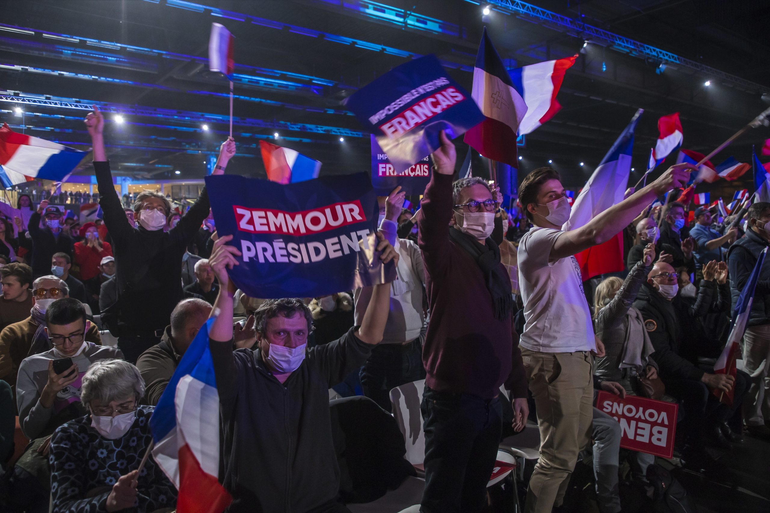 Simpatizantes de candidato da extrema direita simulam disparos contra Macron