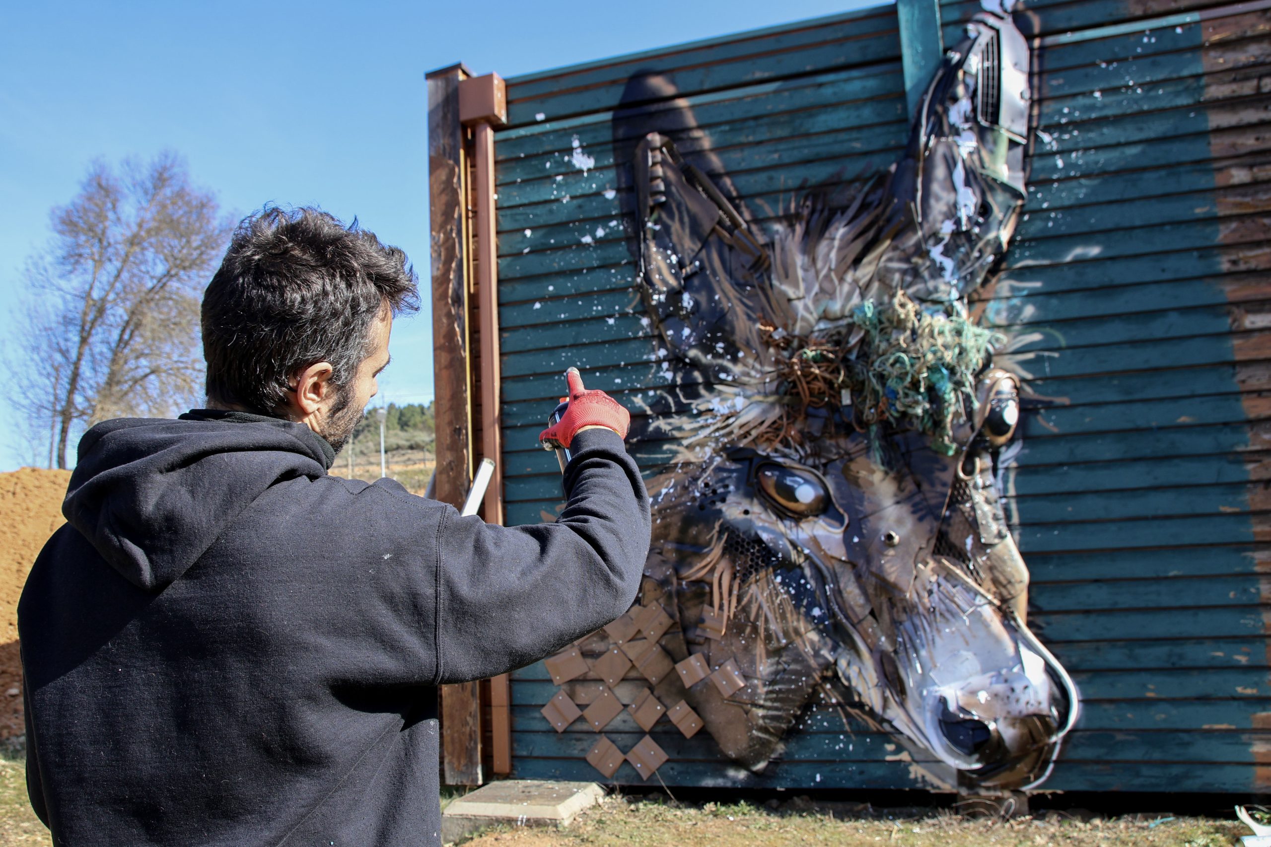 Bordalo II instala em Vimioso dois murais dedicados ao burro de Miranda