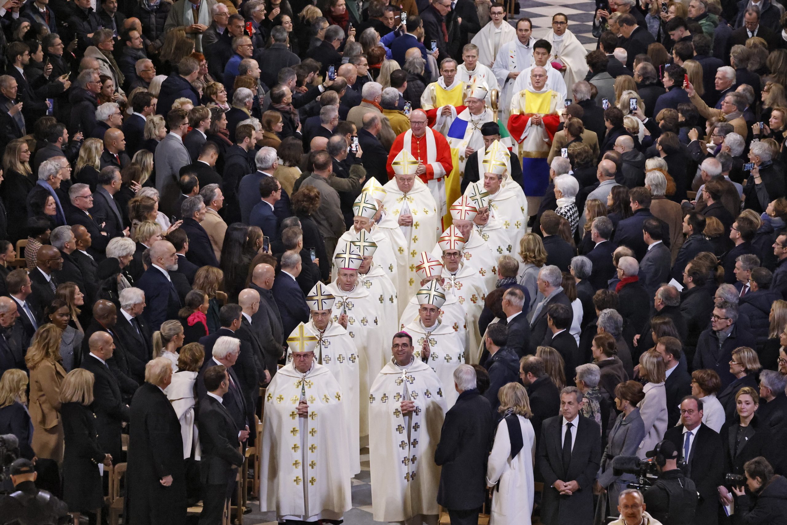 Líderes mundiais, realeza e Elon Musk reabrem Catedral de Notre-Dame. Veja as imagens